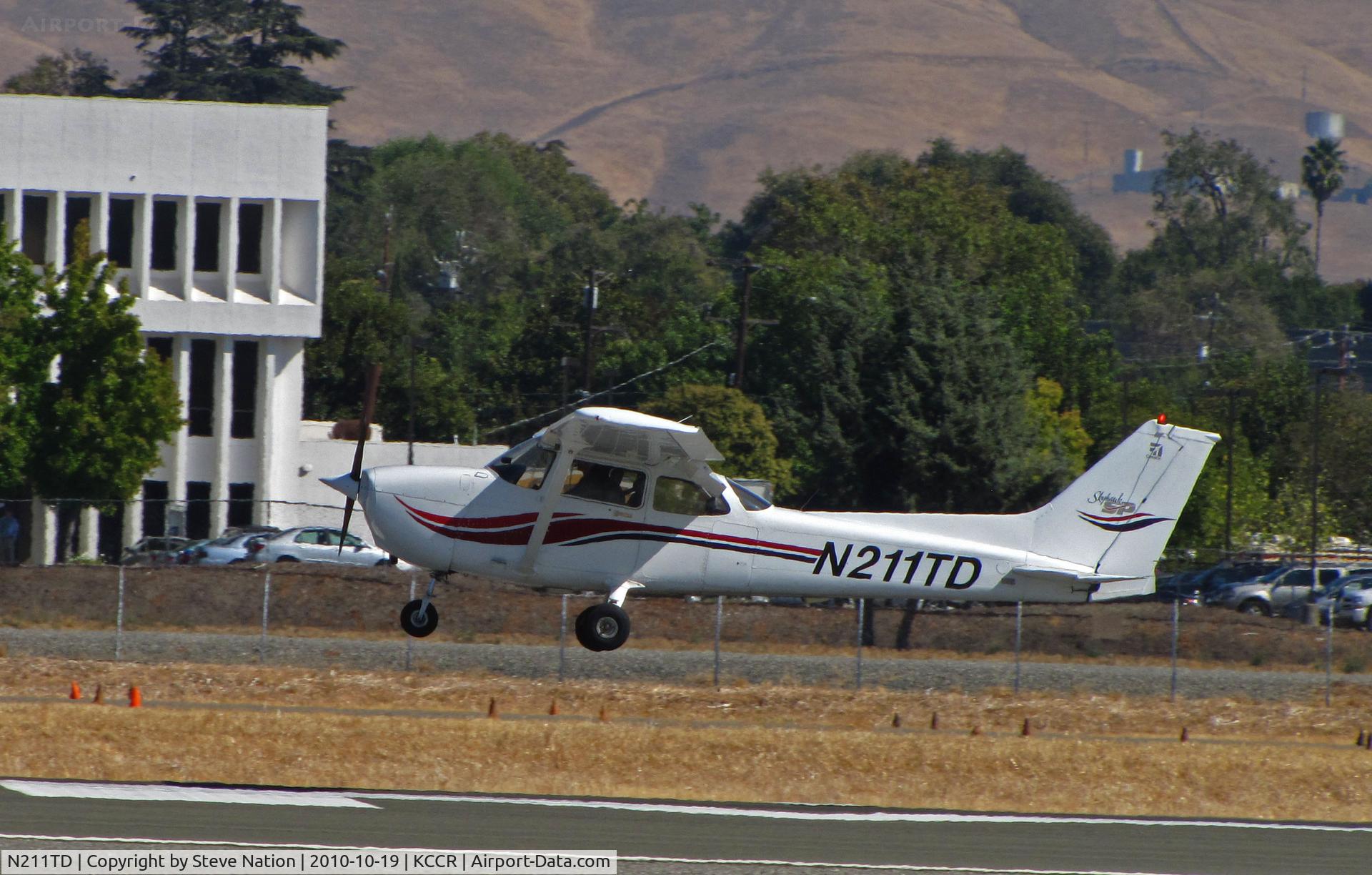 N211TD, 2000 Cessna 172S C/N 172S8524, 2000 Cessna 172S ready fior touchdown on RWY 32R @ Buchanan Field home base