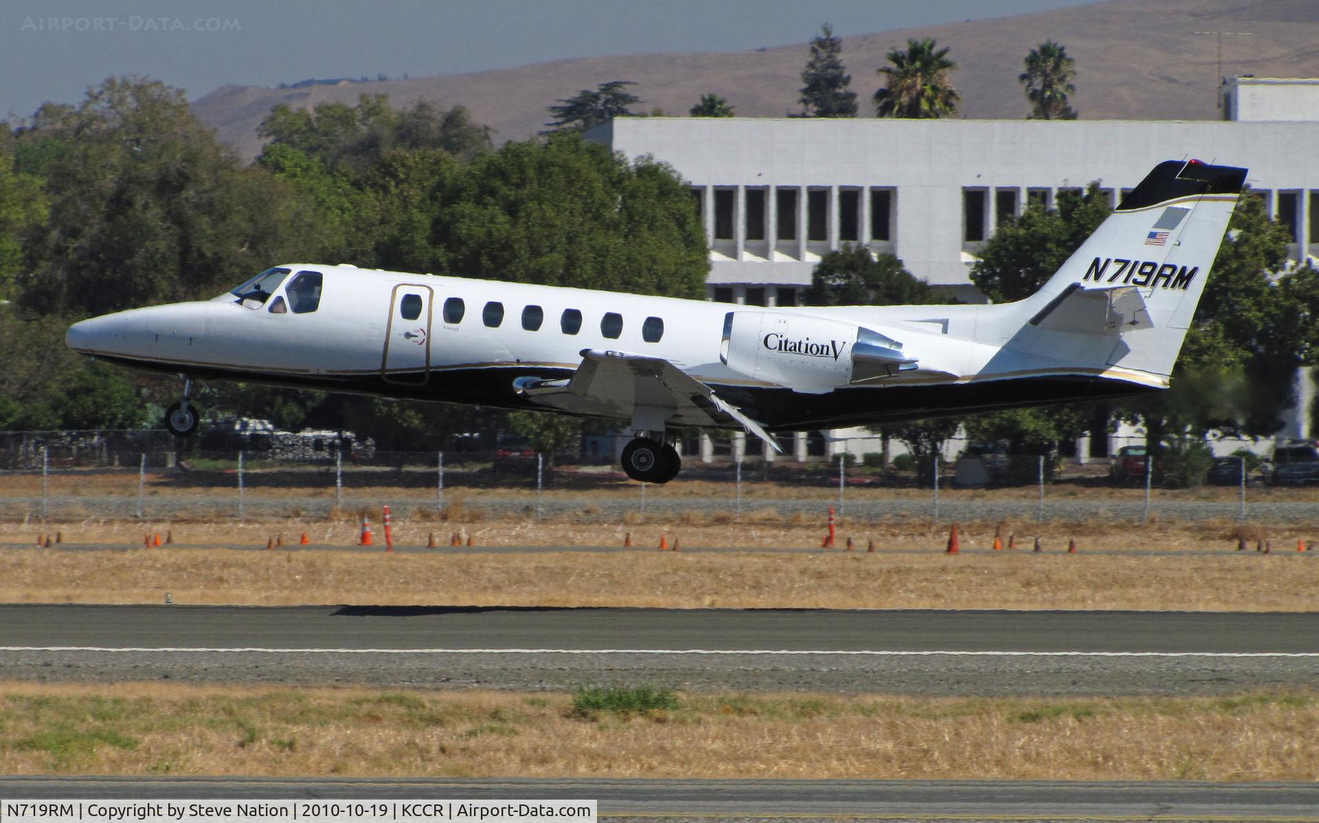N719RM, 1991 Cessna 560 C/N 560-0092, Friedman Fleischer +Lowe (LLC) 1991 Cessna 560 landing on RWY 32R after flight from KLGD (La Grande/Union County, OR) as TWY (Twilight) 719