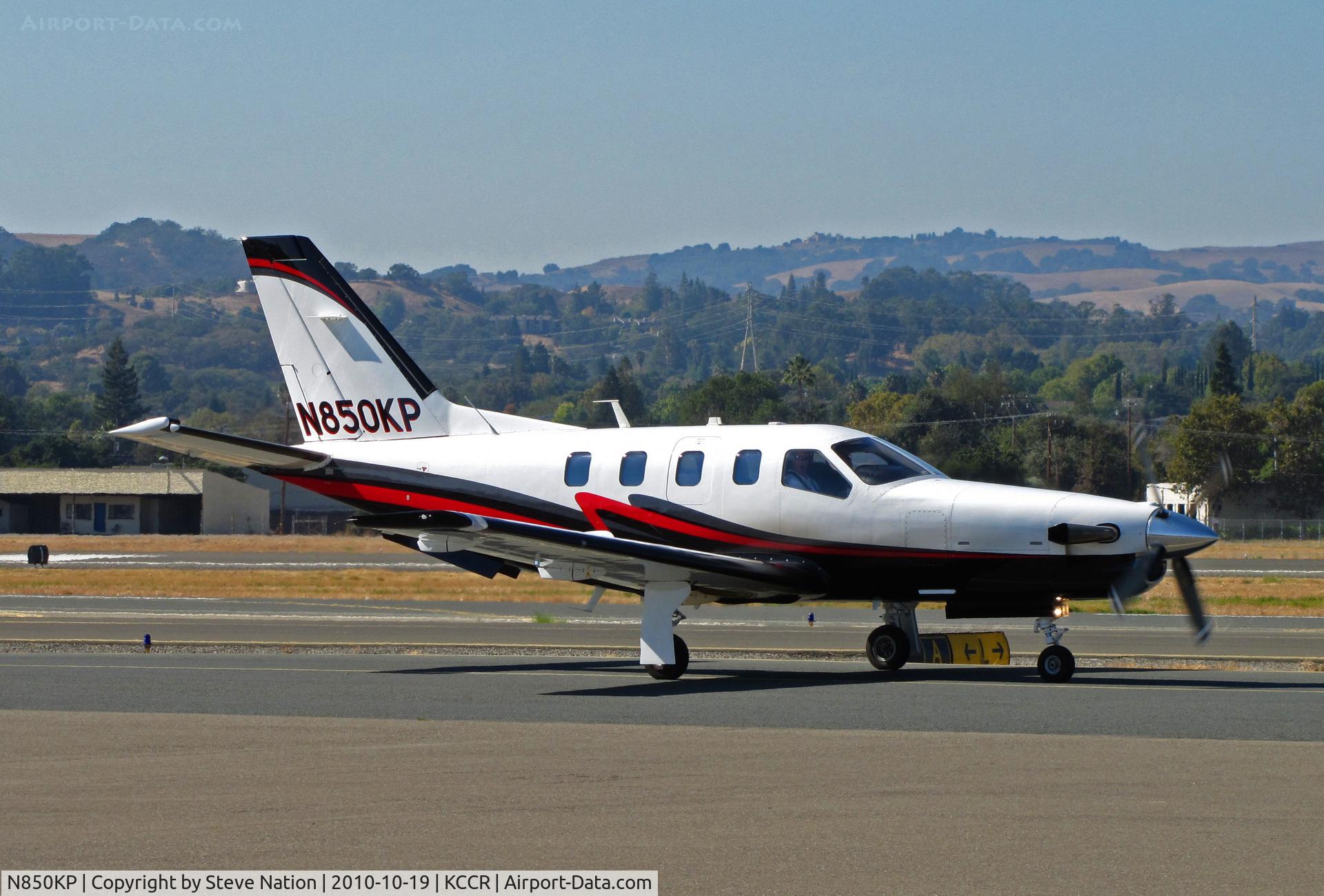 N850KP, Socata TBM-700 C/N 476, KP Equipment LLC (Billings, MT) TBM700 taxis for take-off to KRIW (Riverton Regional Airport, WY)