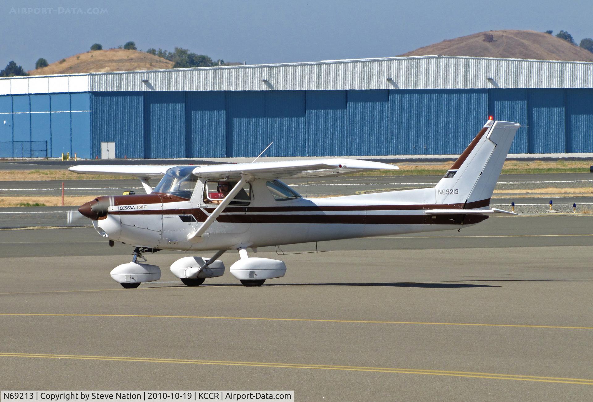 N69213, 1978 Cessna 152 C/N 15282561, 1978 Cessna 152 taxiing @ Buchanan Field home base