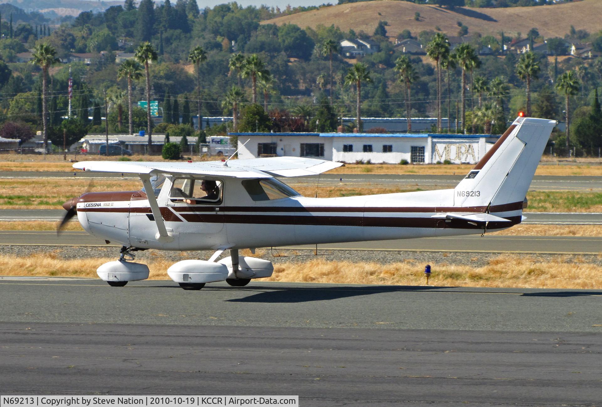 N69213, 1978 Cessna 152 C/N 15282561, 1978 Cessna 152 taxiing @ Buchanan Field home base