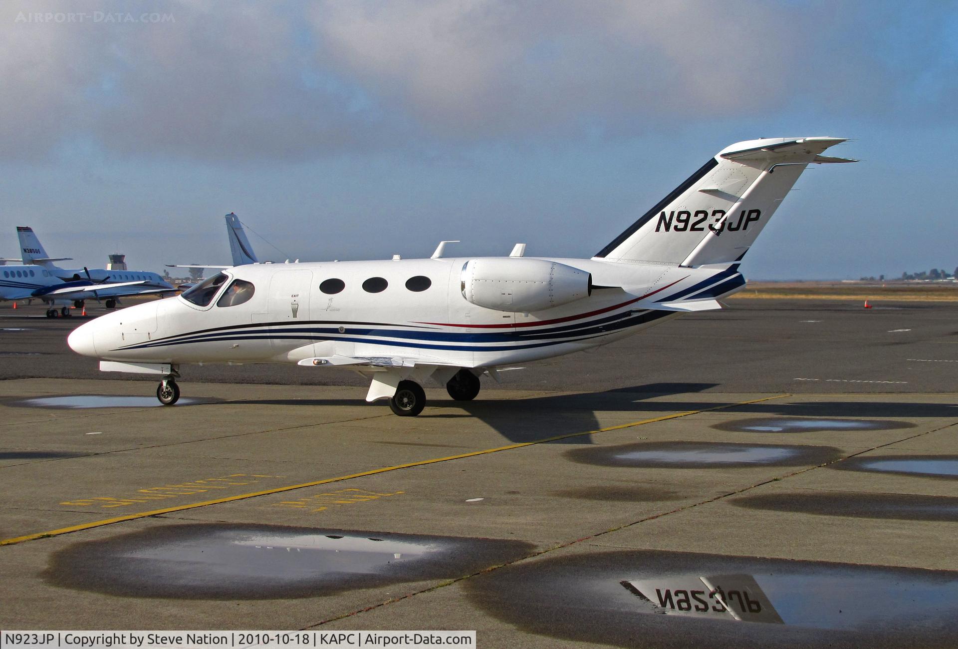 N923JP, 2008 Cessna 510 Citation Mustang Citation Mustang C/N 510-0103, Raspberry Consulting (Monterey Park, CA) 2008 Cessna 510 turning onto bizjet ramp on arrival from KVNY (Van Nuys, CA)