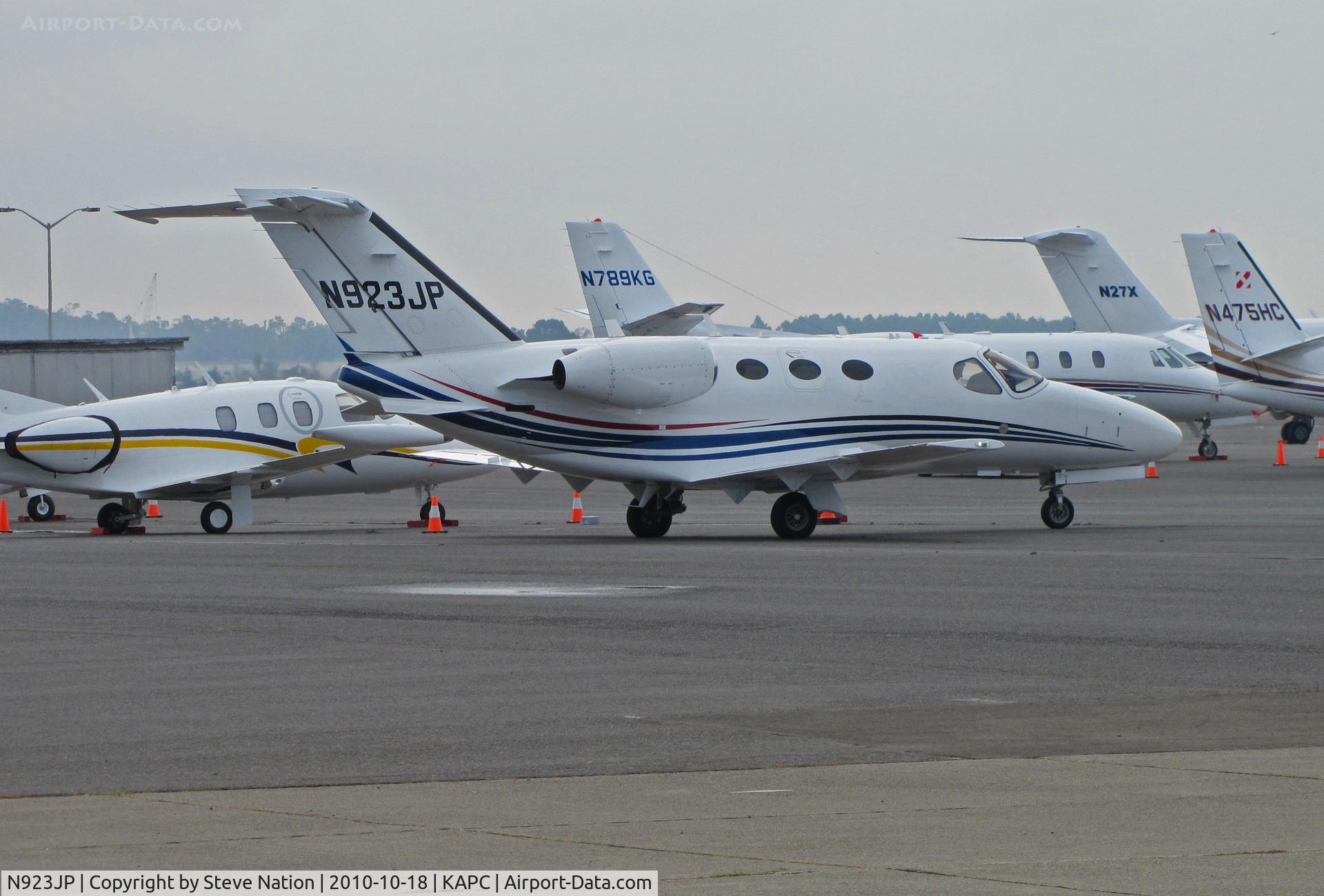 N923JP, 2008 Cessna 510 Citation Mustang Citation Mustang C/N 510-0103, Raspberry Consulting (Monterey Park, CA) 2008 Cessna 510 taxis on bizjet ramp for flight to KOXR (Oxnard, CA)