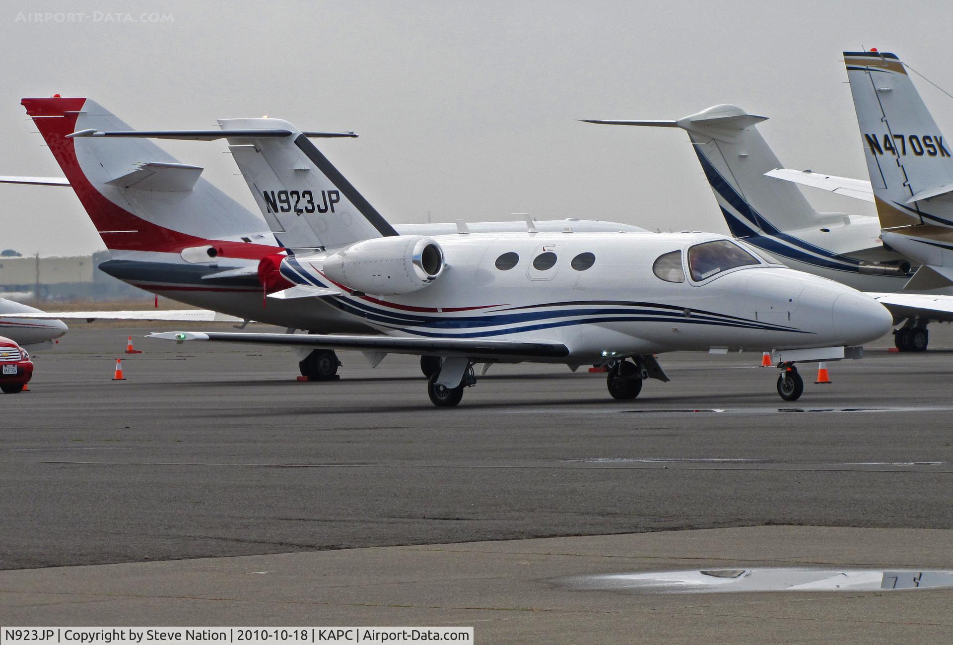 N923JP, 2008 Cessna 510 Citation Mustang Citation Mustang C/N 510-0103, Raspberry Consulting (Monterey Park, CA) 2008 Cessna 510 taxis across crowded bizjet ramp for flight to KOXR (Oxnard, CA)
