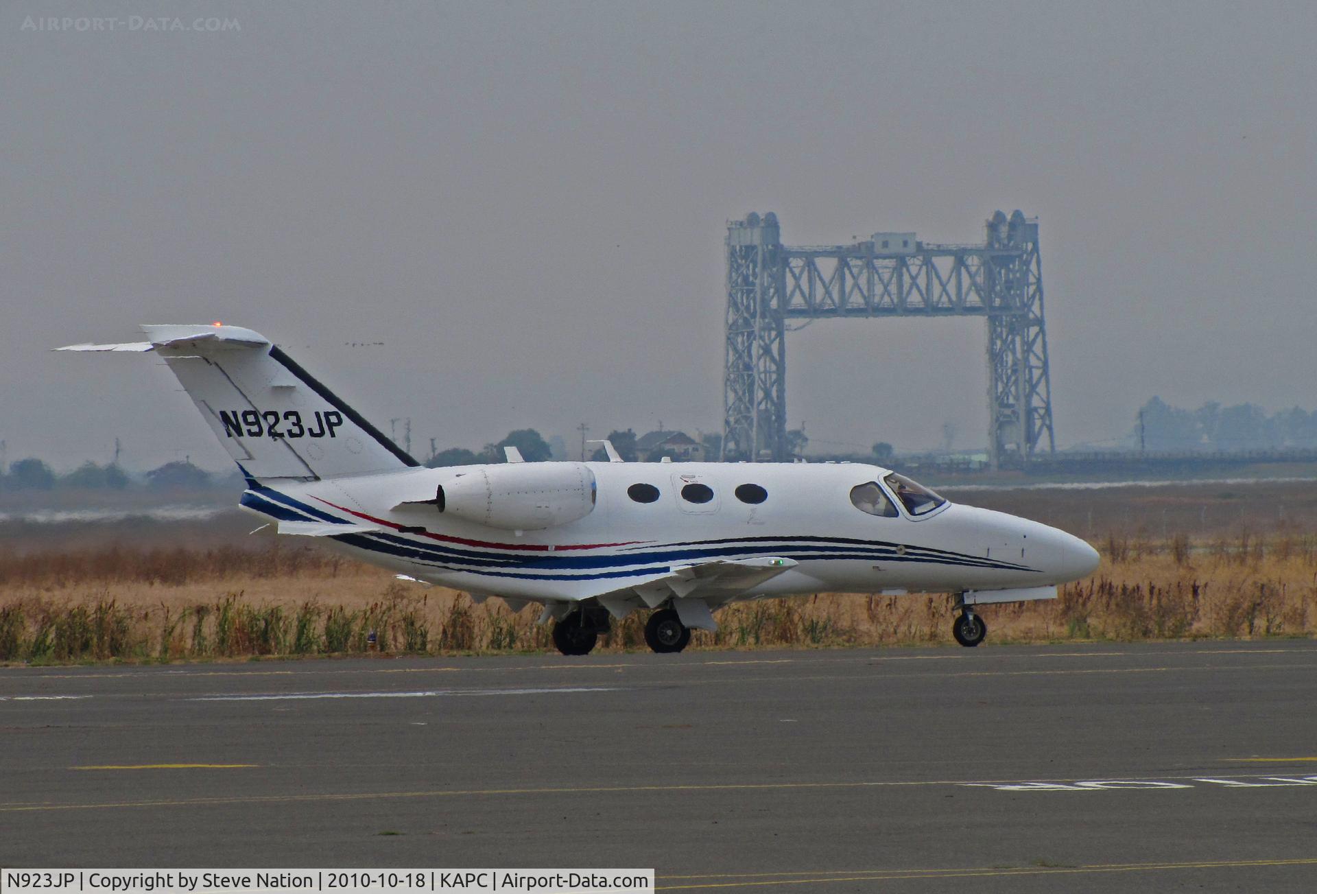 N923JP, 2008 Cessna 510 Citation Mustang Citation Mustang C/N 510-0103, Raspberry Consulting (Monterey Park, CA) 2008 Cessna 510 taxis past historic Napa River RR Bridge for flight to KOXR (Oxnard, CA)