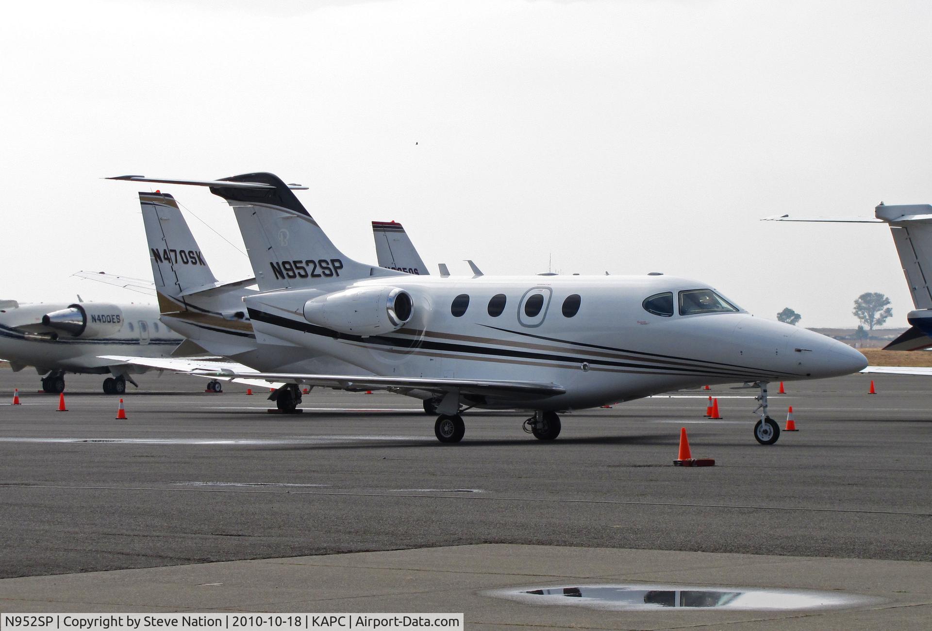 N952SP, Hawker Beechcraft Corp 390 C/N RB-260, Scannell Citation Inc (Indianapolis, IN) 2008 Hawker Beechcraft Corp 390 leaving bizjet ramp for flight to KHHR (Hawthorne, CA)