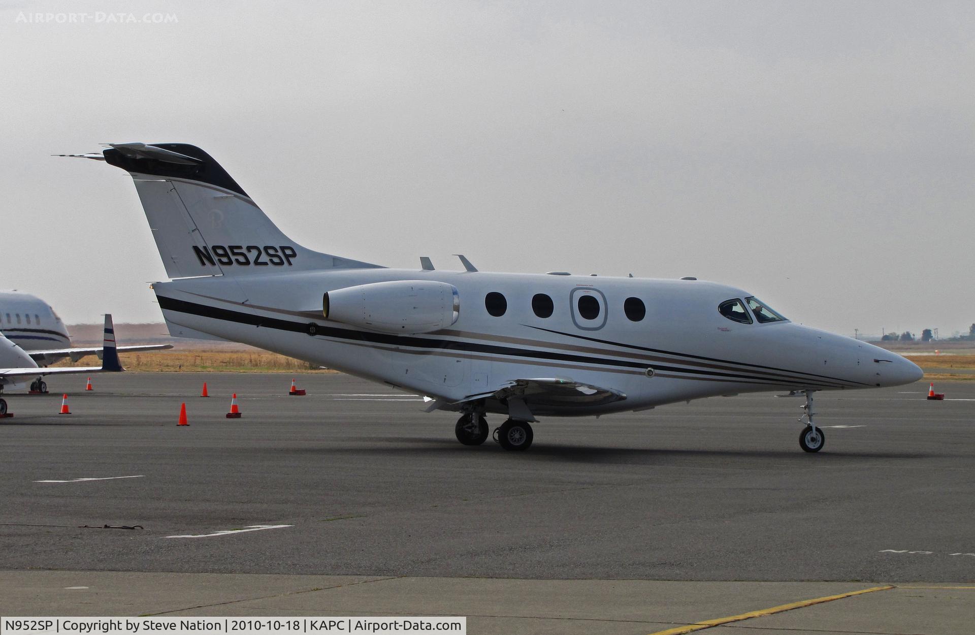 N952SP, Hawker Beechcraft Corp 390 C/N RB-260, Scannell Citation Inc (Indianapolis, IN) 2008 Hawker Beechcraft Corp 390 leaving bizjet ramp for flight to KHHR (Hawthorne, CA)