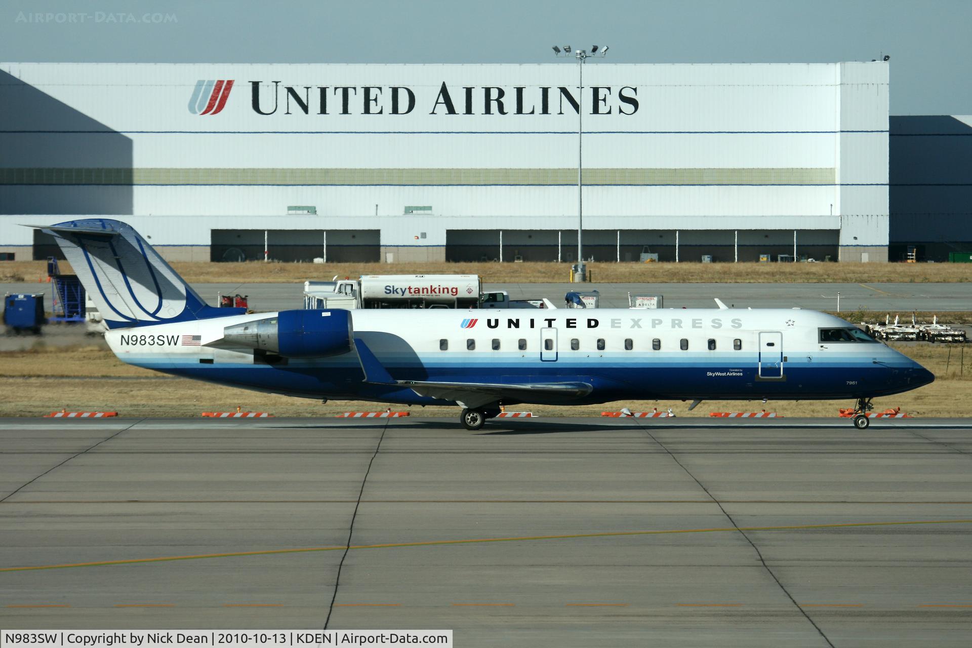N983SW, 2004 Bombardier CRJ-200ER (CL-600-2B19) C/N 7961, KDEN