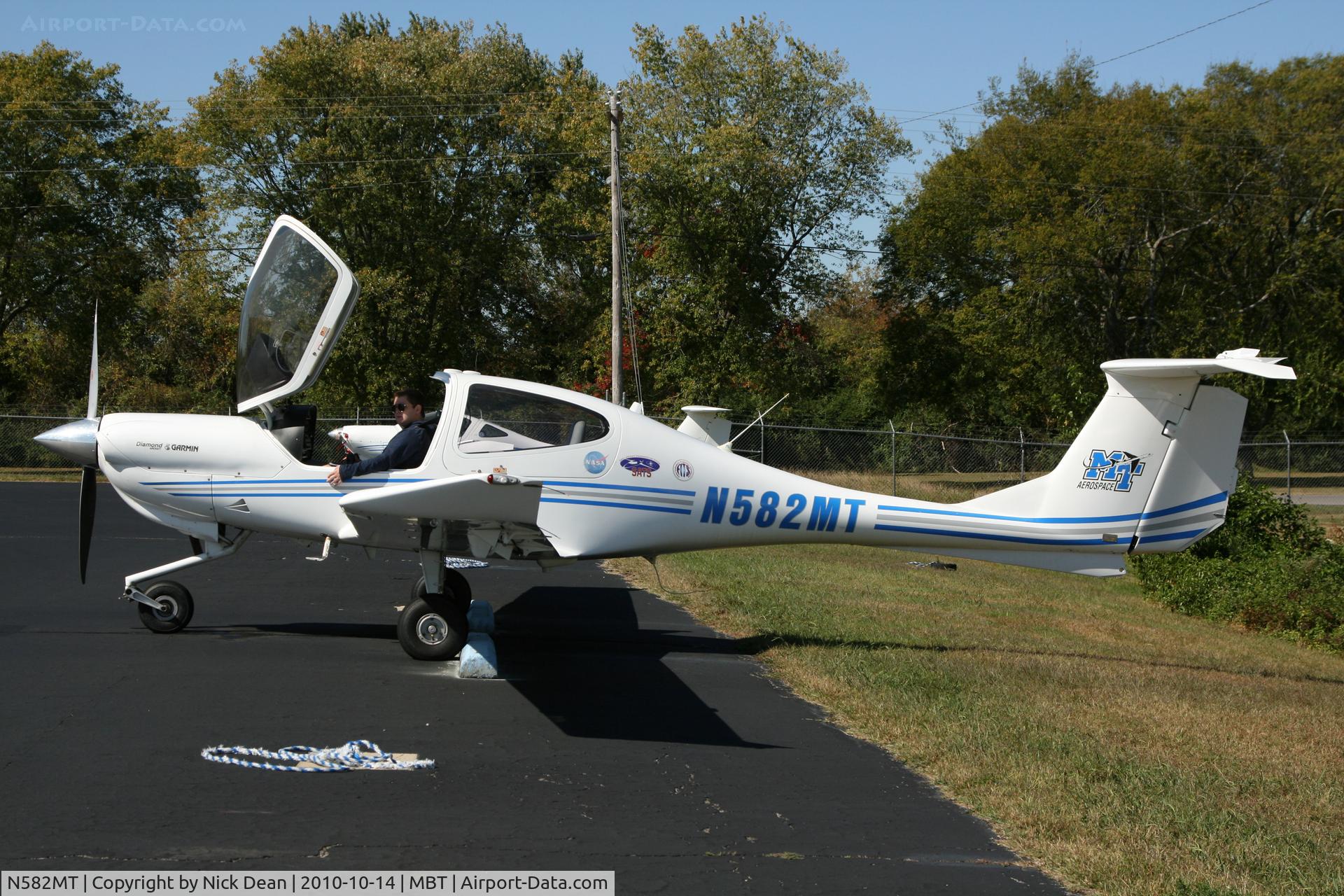 N582MT, 2004 Diamond DA-40 Diamond Star C/N 40.398, KMBT
