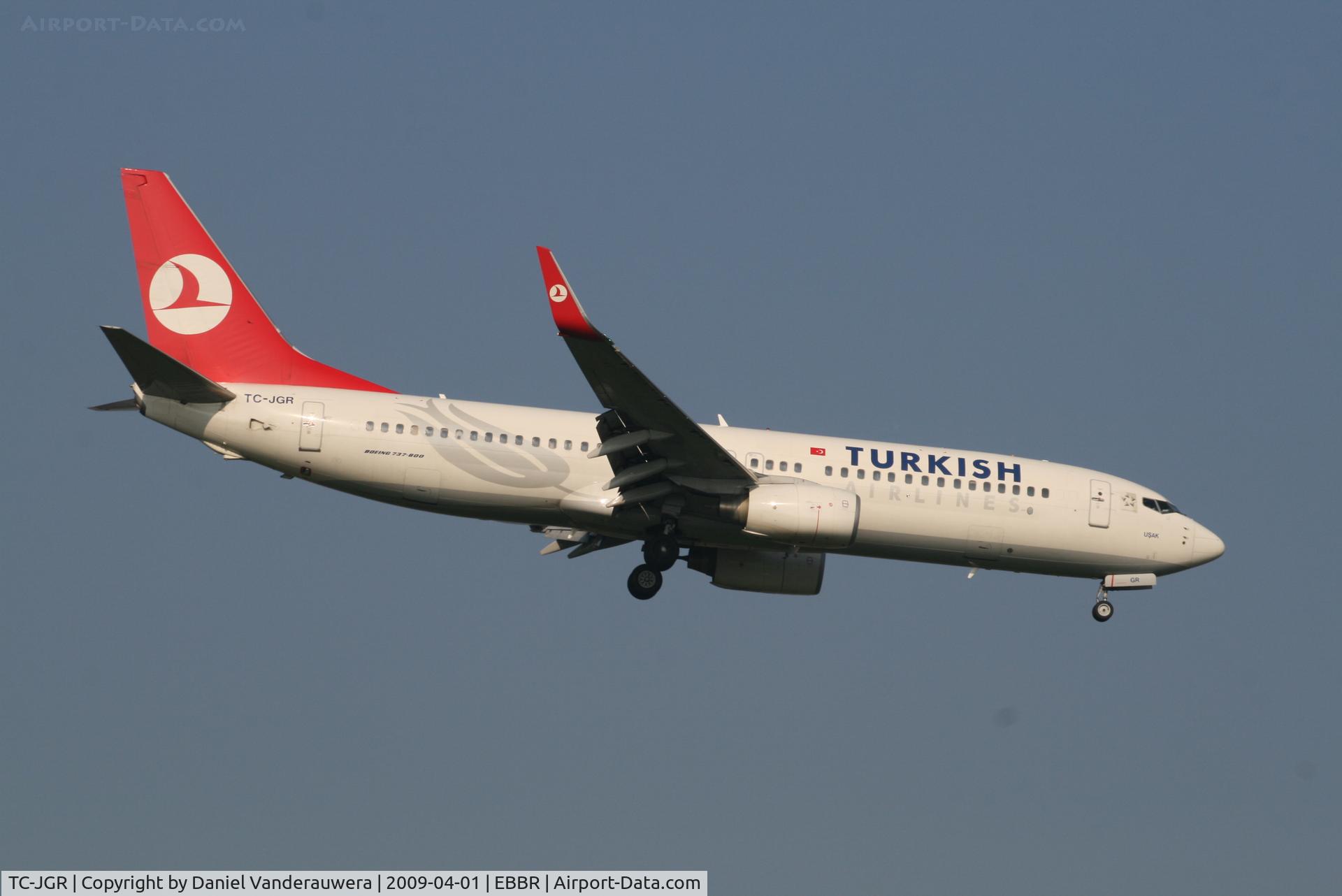 TC-JGR, 2006 Boeing 737-8F2 C/N 34415, Flight TK1937 is descending to RWY 02