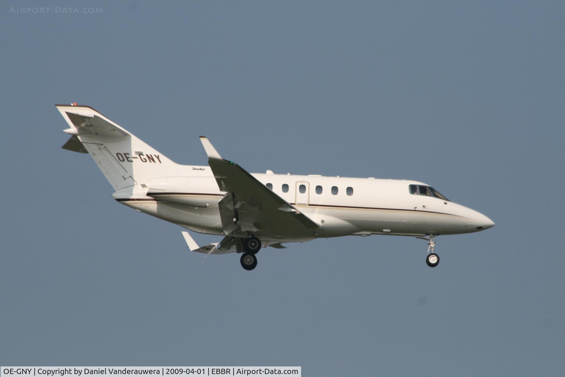 OE-GNY, 2007 Hawker Beechcraft Hawker 850XP C/N 258859, Descending to RWY 02