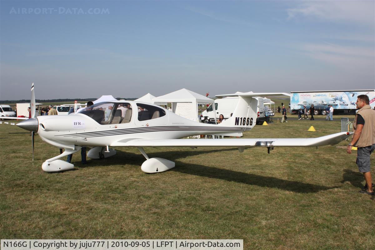 N166G, 2004 Diamond DA-40 Diamond Star C/N 40.369, on display at Pontoise