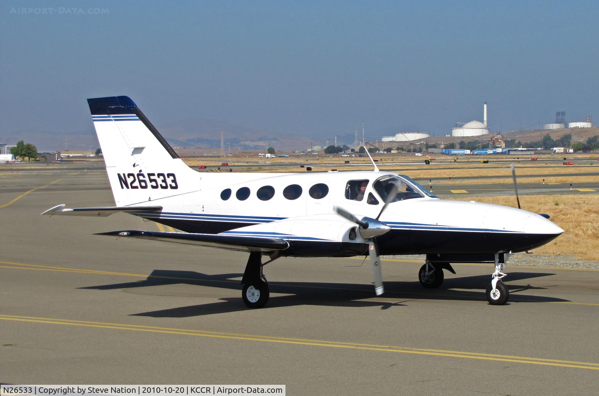 N26533, 1979 Cessna 421C Golden Eagle C/N 421C0686, Locally-based Cold Air 1979 Cessna 421C taxis for take-off at Buchanan Field - note oil refineries in background