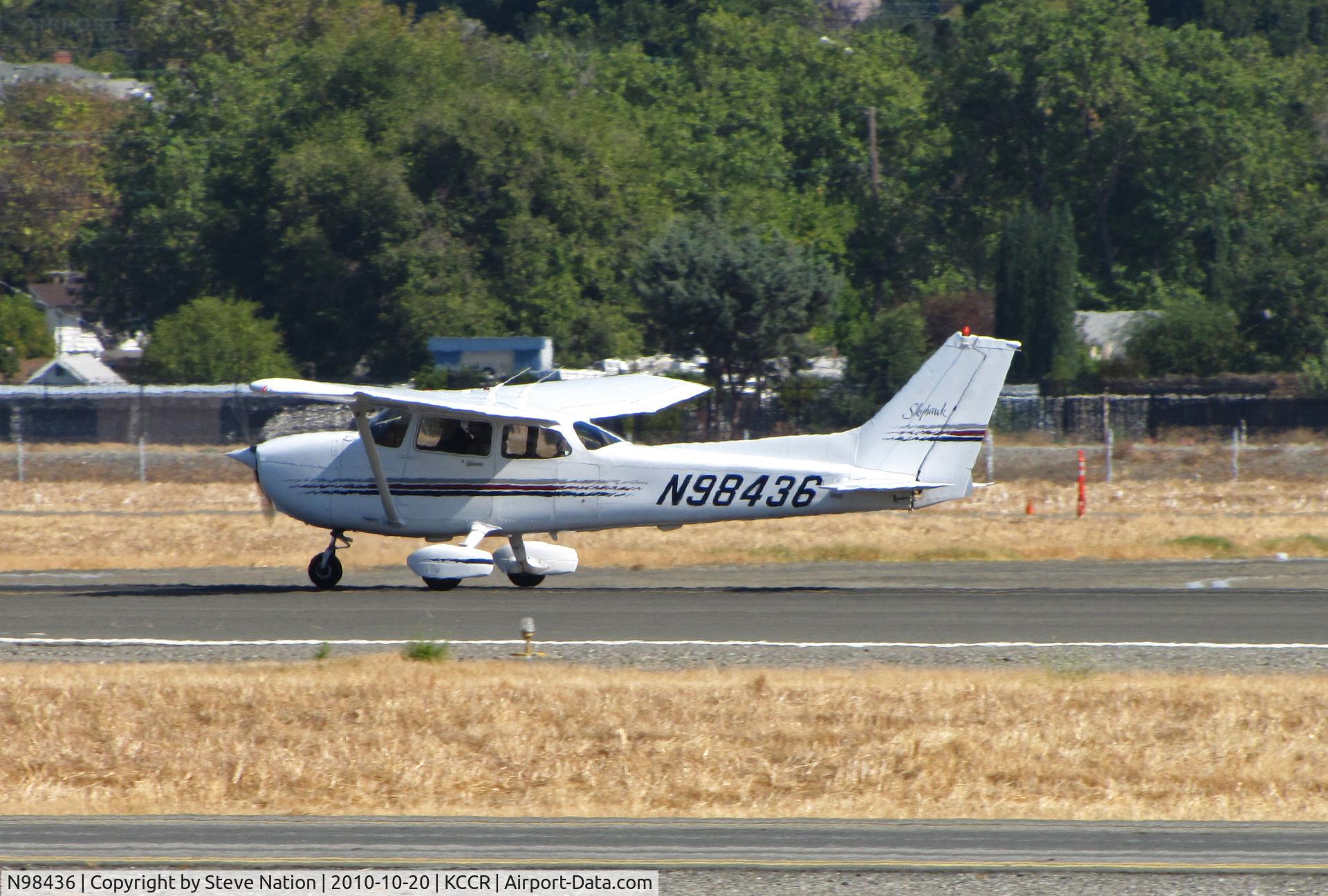 N98436, 1998 Cessna 172R C/N 17280612, Home-based 1998 Cessna 172R rolling on RWY 32R