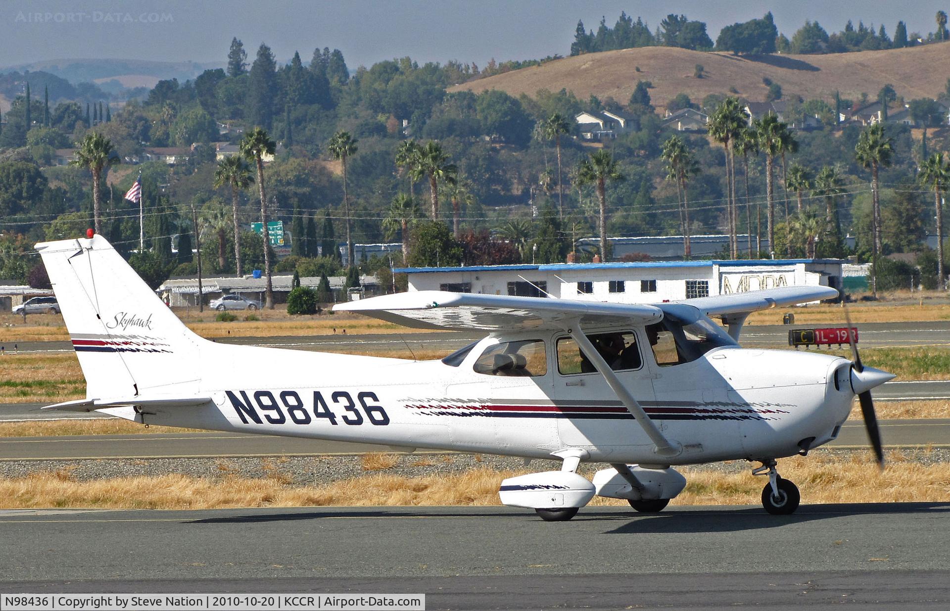 N98436, 1998 Cessna 172R C/N 17280612, Home-based 1998 Cessna 172R taxis to RWY 32R