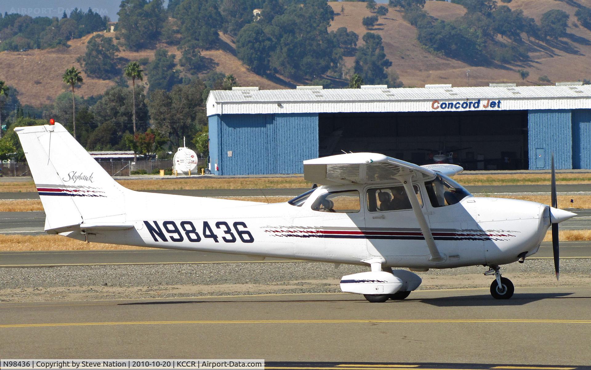 N98436, 1998 Cessna 172R C/N 17280612, Home-based 1998 Cessna 172R taxis to RWY 32R