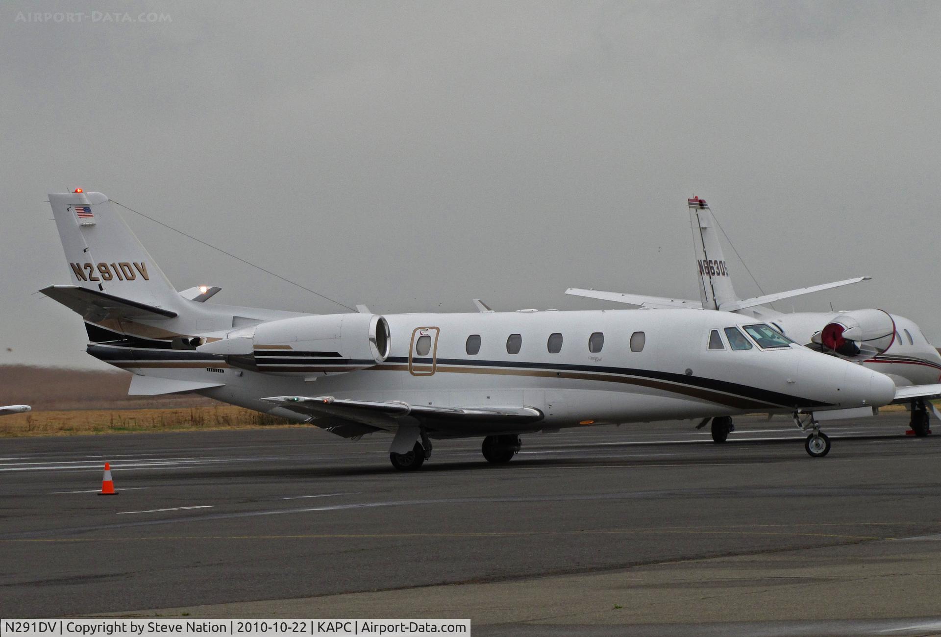 N291DV, 2001 Cessna 560XL C/N 560-5146, Fall River Aviation (Corvallis, OR) 2001 Cessna 560XL taxis on Bizjet ramp for flight to KGEG (Geiger Field/Spokane, WA)