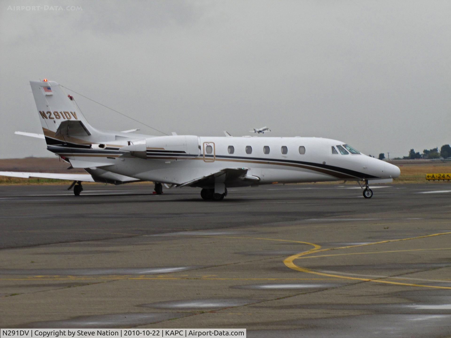 N291DV, 2001 Cessna 560XL C/N 560-5146, Fall River Aviation (Corvallis, OR) 2001 Cessna 560XL taxis on Bizjet ramp for flight to KGEG (Geiger Field/Spokane, WA)
