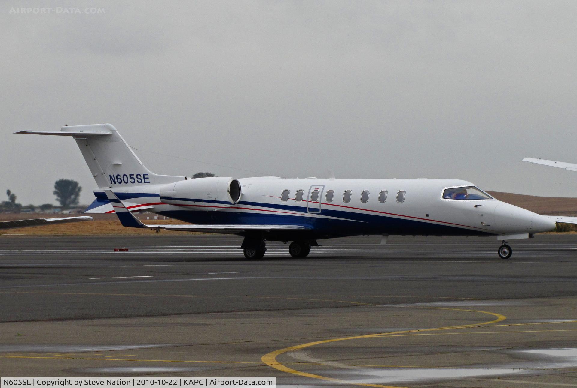 N605SE, 2006 Learjet Inc 45 C/N 45-317, FlexJets 2006 Learjet 45 leaving Bizjet ramp for flight to KLAS as 