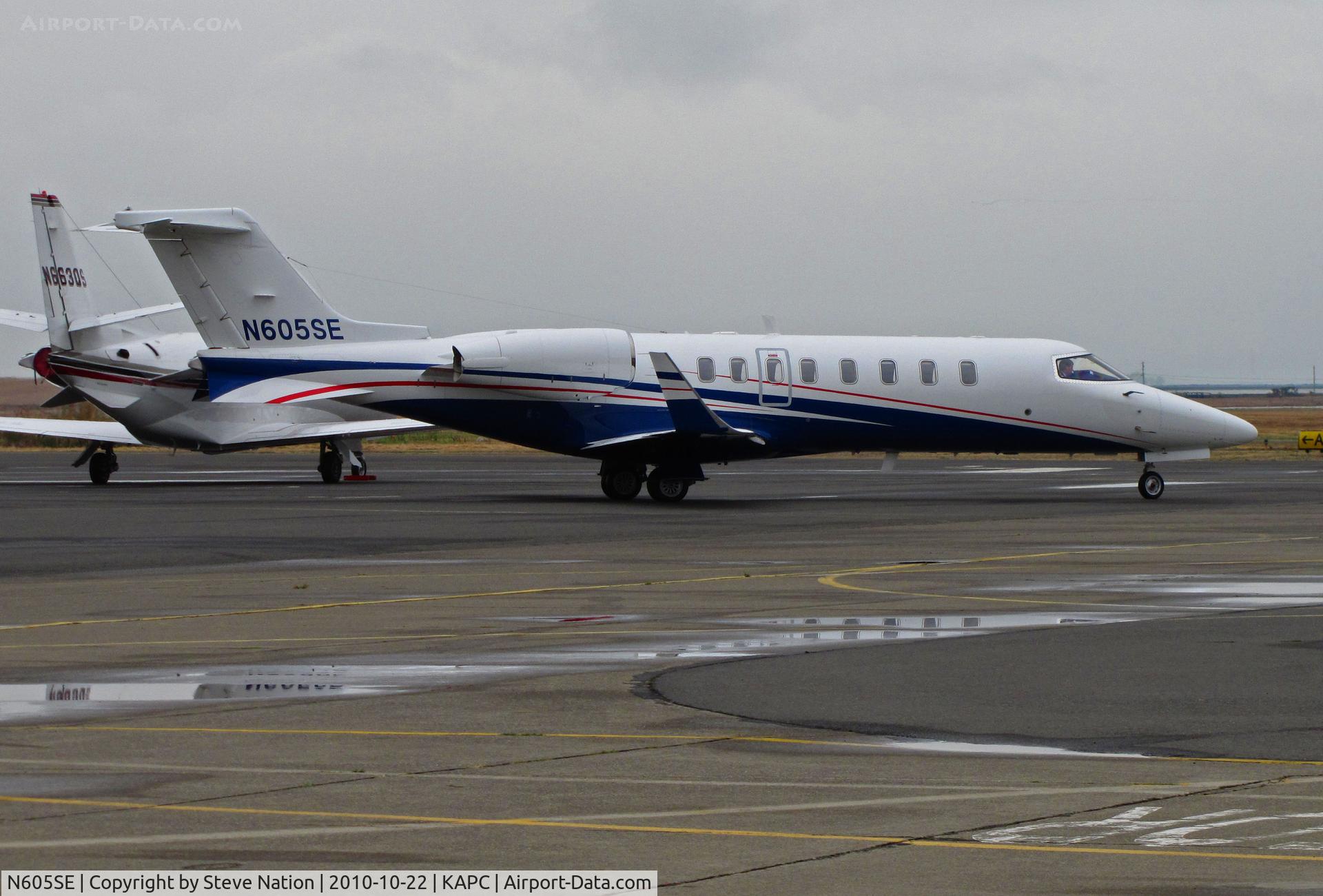 N605SE, 2006 Learjet Inc 45 C/N 45-317, FlexJets 2006 Learjet 45 leaving Bizjet ramp for flight to KLAS as 