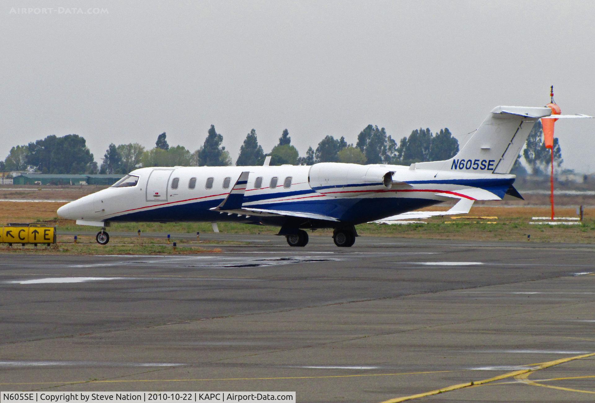 N605SE, 2006 Learjet Inc 45 C/N 45-317, FlexJets 2006 Learjet 45 leaving Bizjet ramp for flight to KLAS as 