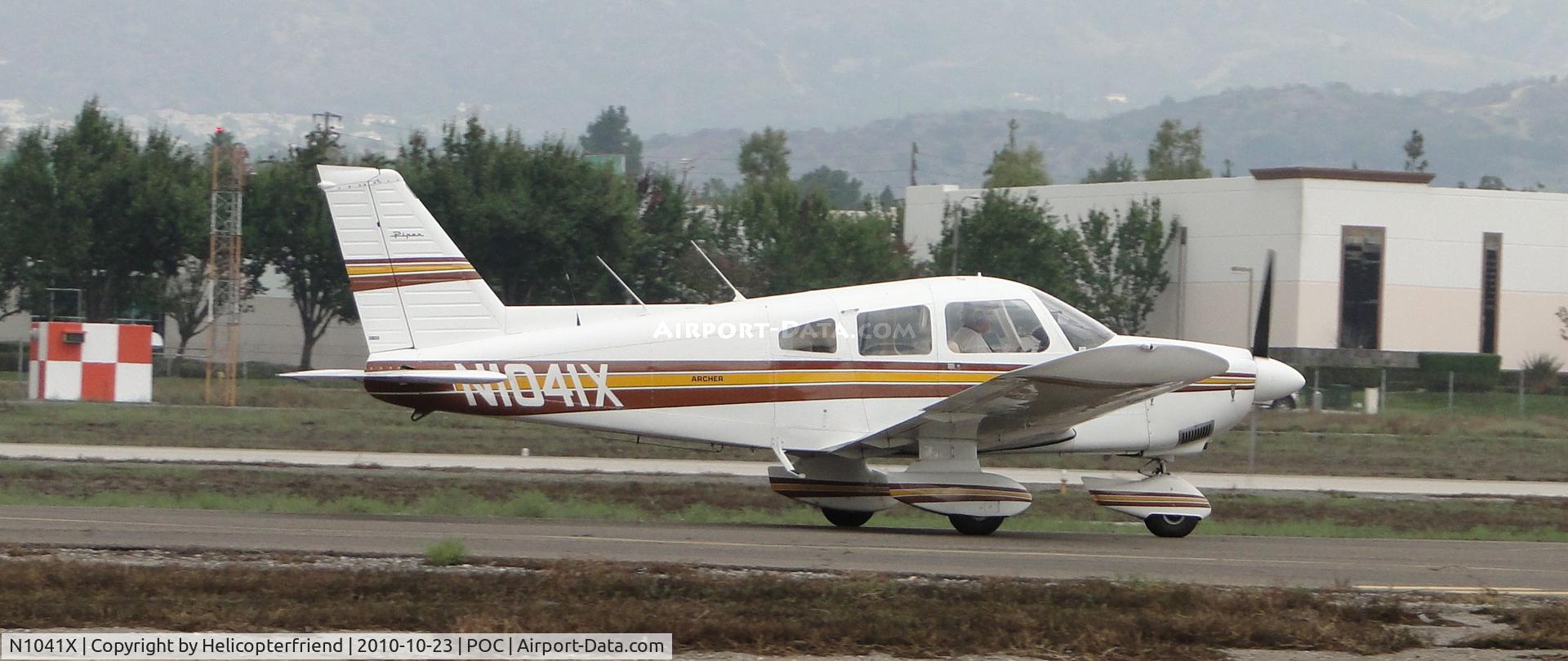 N1041X, 1975 Piper PA-28-180 C/N 28-7505199, Fast taxxing to runway 26L on taxiway Sierra