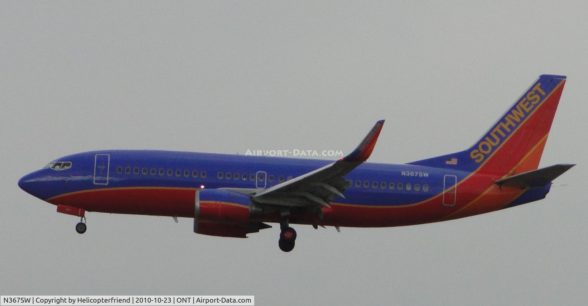 N367SW, 1993 Boeing 737-3H4 C/N 26578, On final to runway 26R