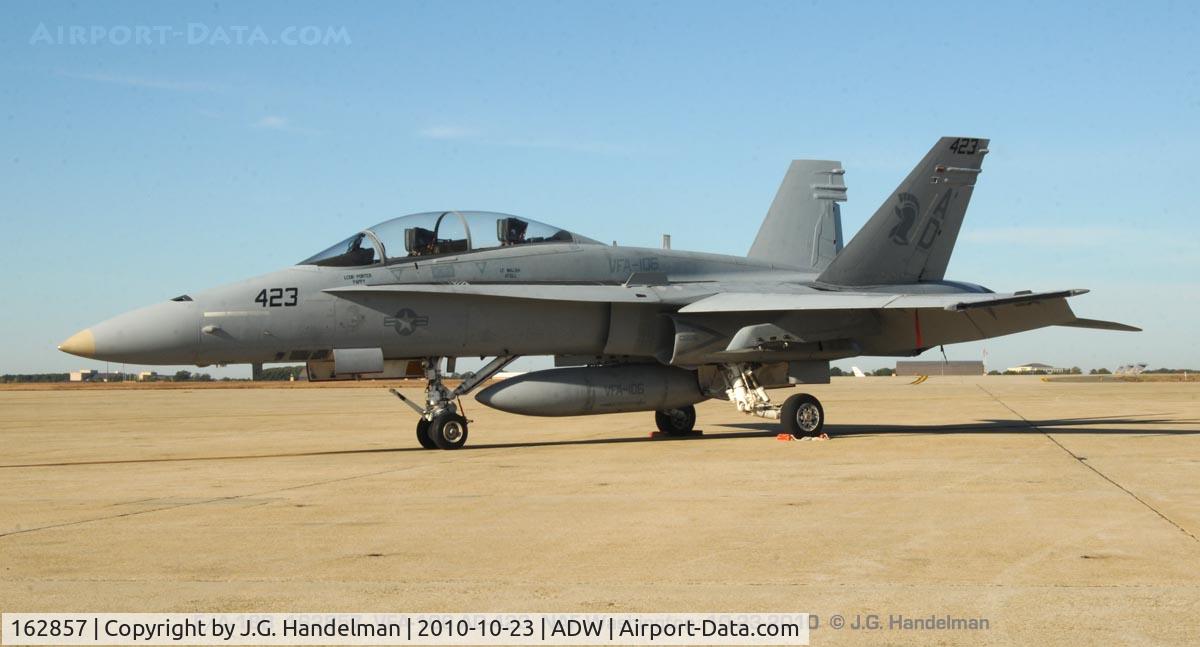 162857, McDonnell Douglas F/A-18B Hornet C/N 389/B063, at NAF Washington