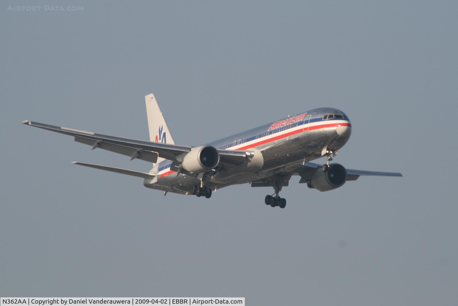 N362AA, 1988 Boeing 767-323 C/N 24043, On approach to RWY 02