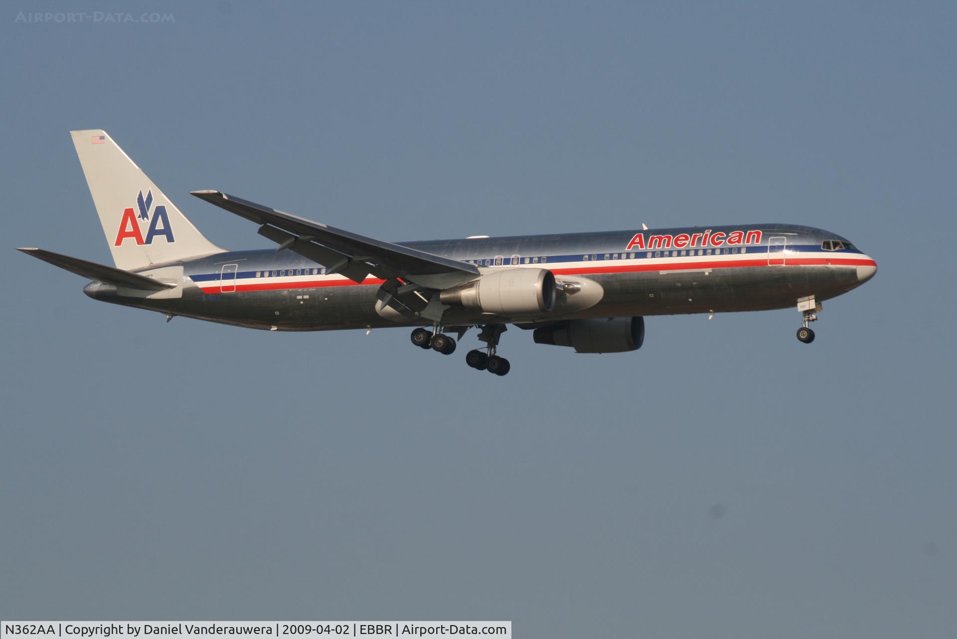 N362AA, 1988 Boeing 767-323 C/N 24043, Arrival of flight AA088 to RWY 02