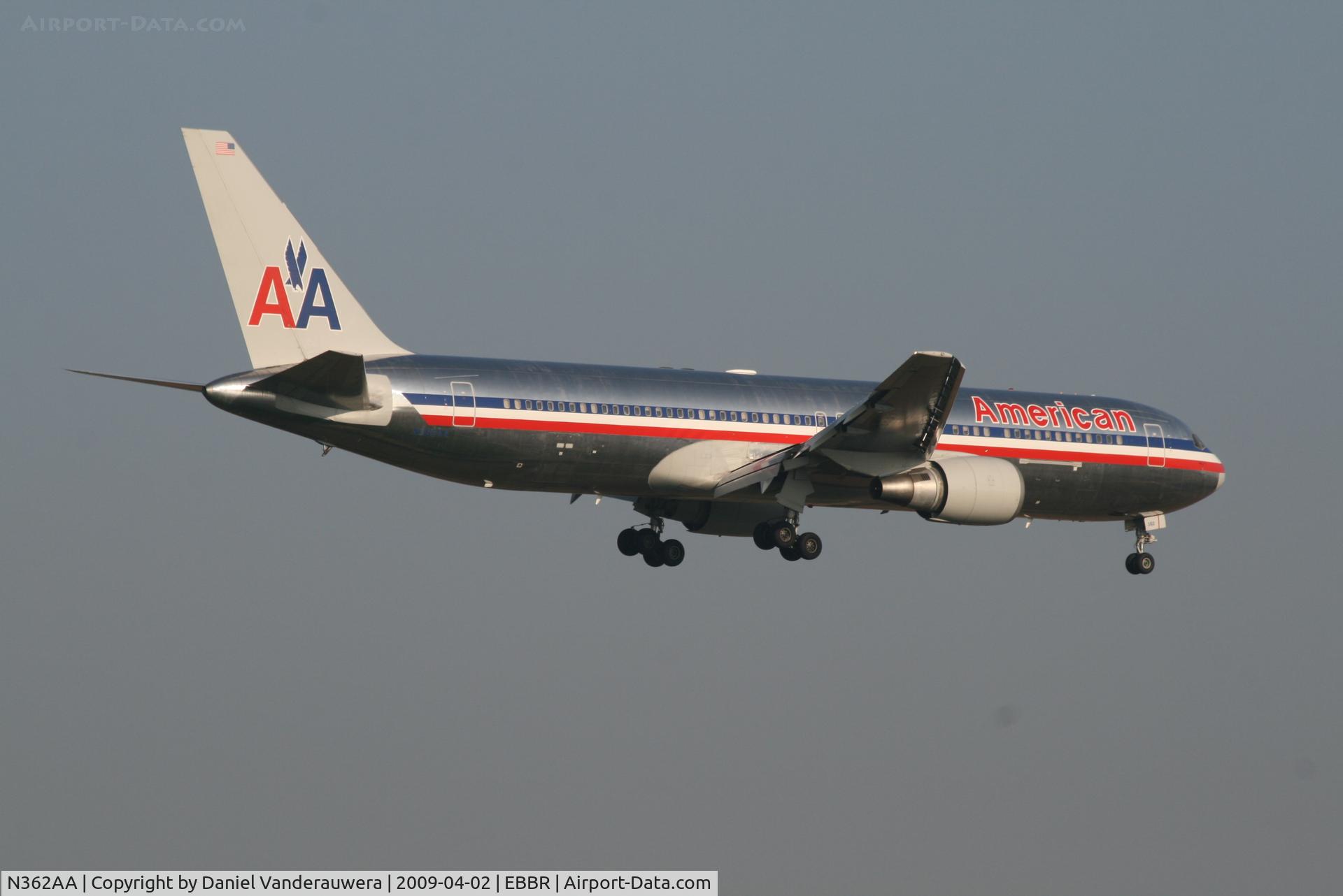 N362AA, 1988 Boeing 767-323 C/N 24043, Flight AA088 is descending to RWY 02