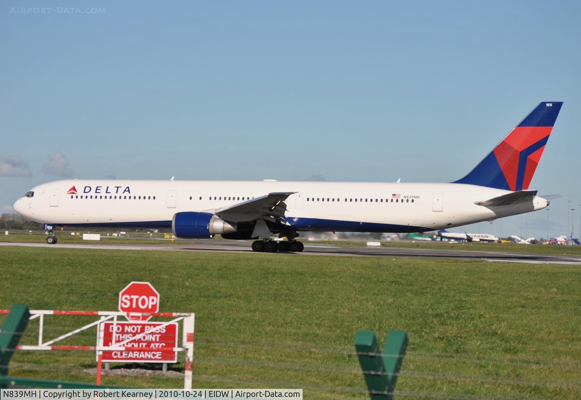 N839MH, 2001 Boeing 767-432/ER C/N 29712, DAL lining up