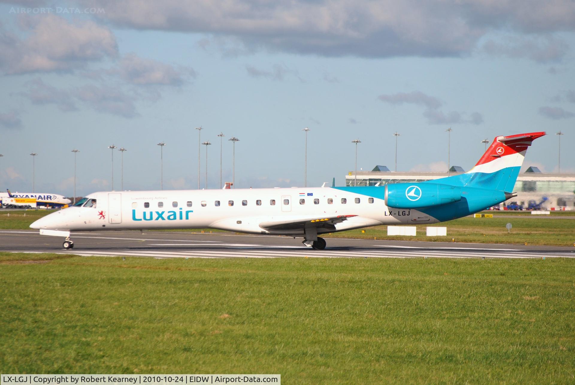 LX-LGJ, 2001 Embraer EMB-145LU (ERJ-145LU) C/N 145395, Luxair on short finals