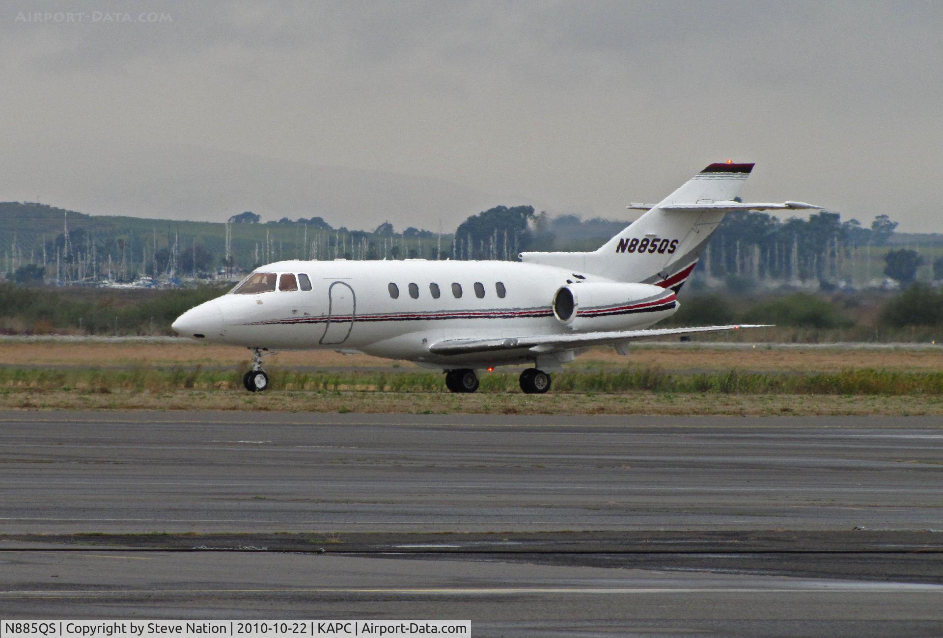 N885QS, 2005 Raytheon Hawker 800XP C/N 258743, NetJets 2005 Hawker 800XP fast taxis on arrival with Napa River boat docks in background - in from KMRY (Monterey Peninsula Airport, CA)