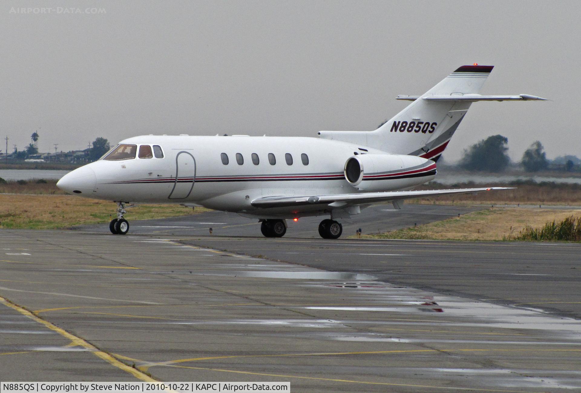 N885QS, 2005 Raytheon Hawker 800XP C/N 258743, NetJets 2005 Hawker 800XP turns onto bizjet ramp with Napa River in background - in from KMRY (Monterey Peninsula Airport, CA)