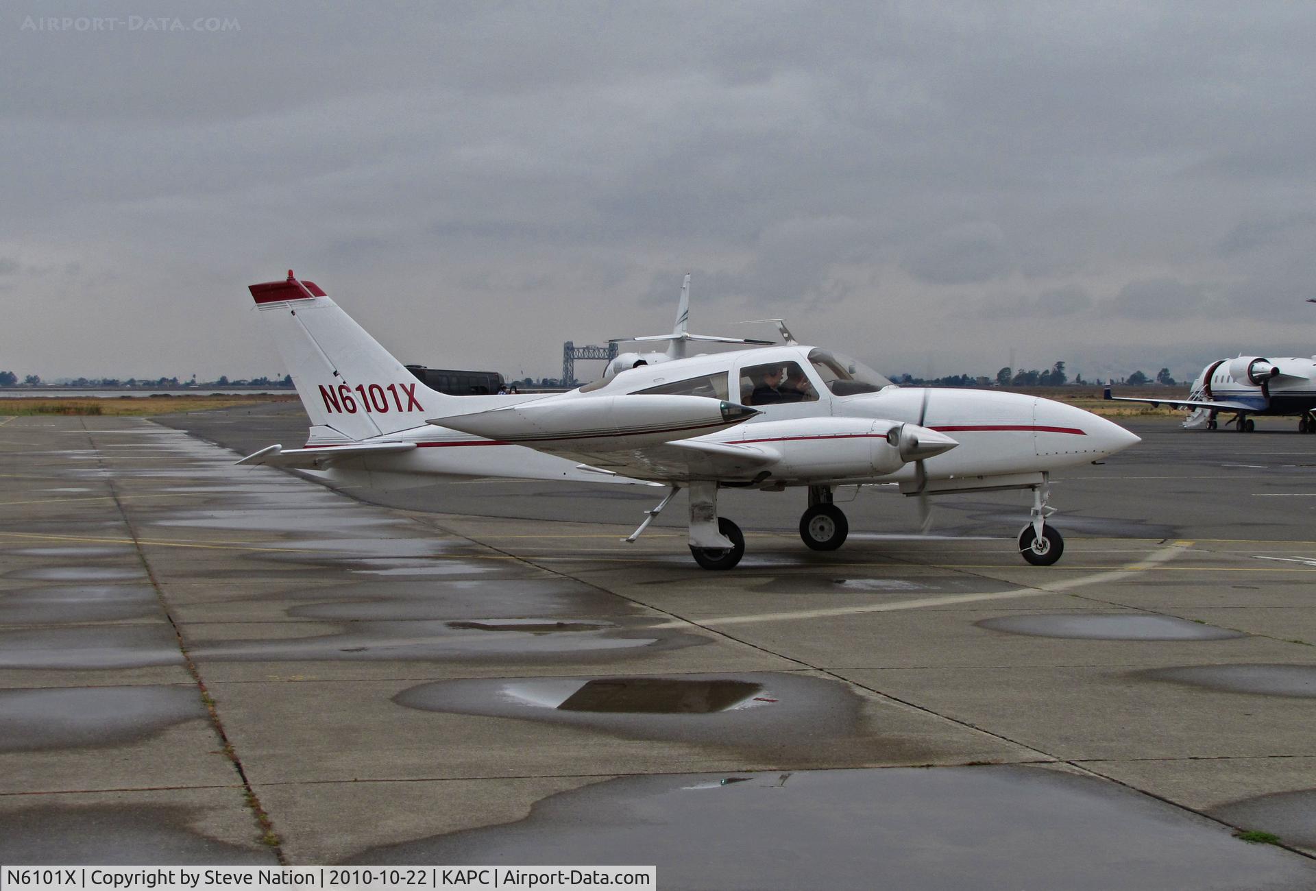 N6101X, 1978 Cessna 310R C/N 310R1267, 1978 CESSNA 310R TAXIS IN FOR GAS AFTER SHOOTING TOUCH AND GOES