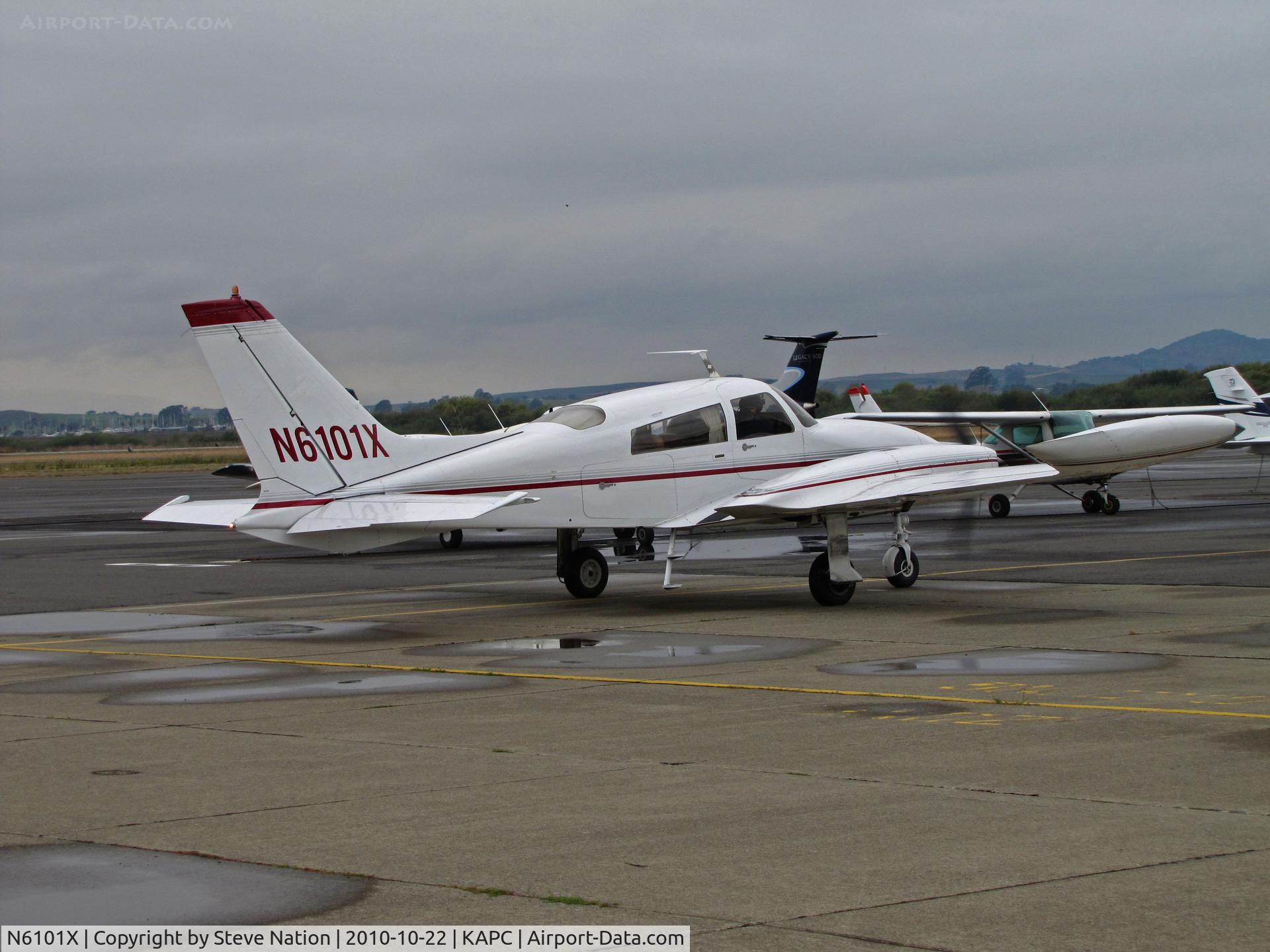 N6101X, 1978 Cessna 310R C/N 310R1267, 1978 CESSNA 310R TAXIS IN FOR GAS AFTER SHOOTING TOUCH AND GOES
