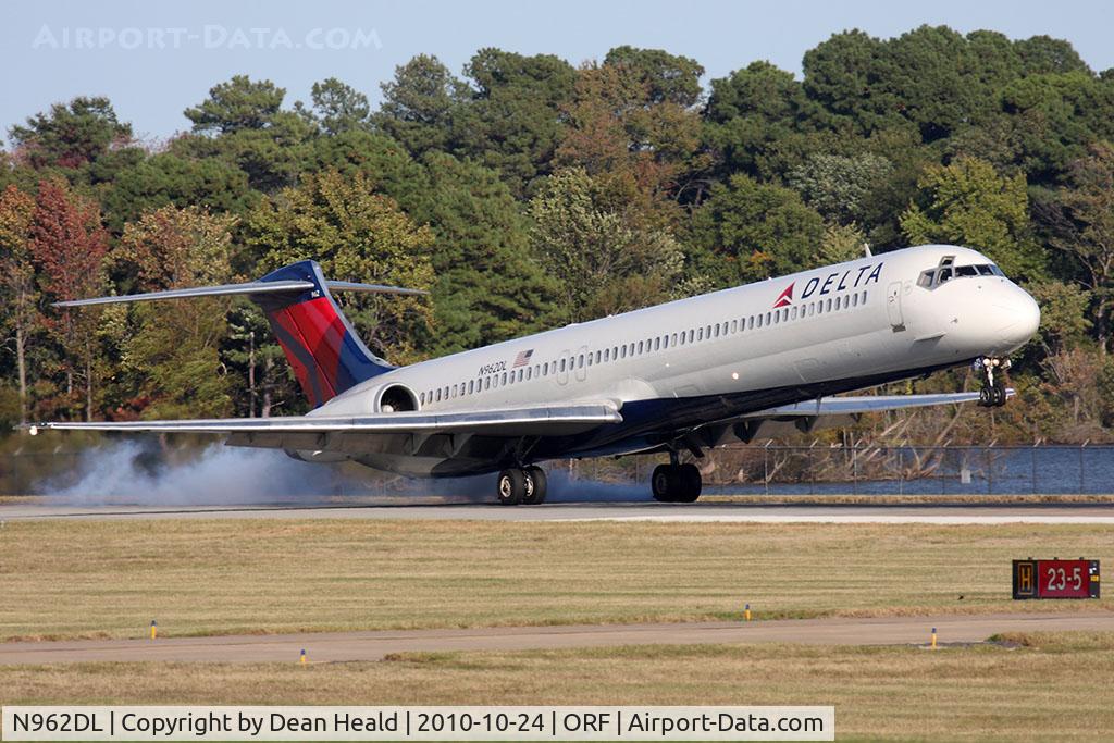 N962DL, 1990 McDonnell Douglas MD-88 C/N 49981, Delta Air Lines N962DL (FLT DAL348) from Hartsfield-Jackson Atlanta Int'l (KATL) landing RWY 23.