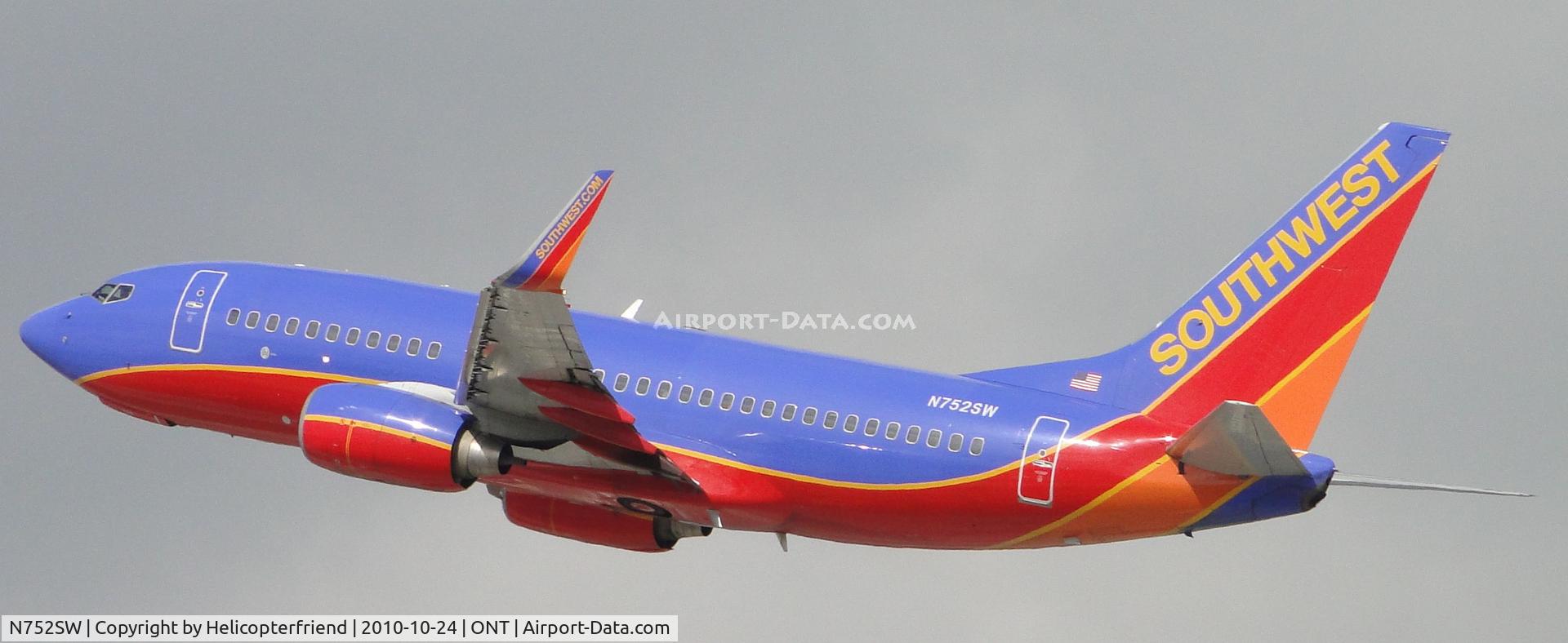 N752SW, 1999 Boeing 737-7H4 C/N 29804, Taking off from runway 26R, wheels up, heading west before turning south