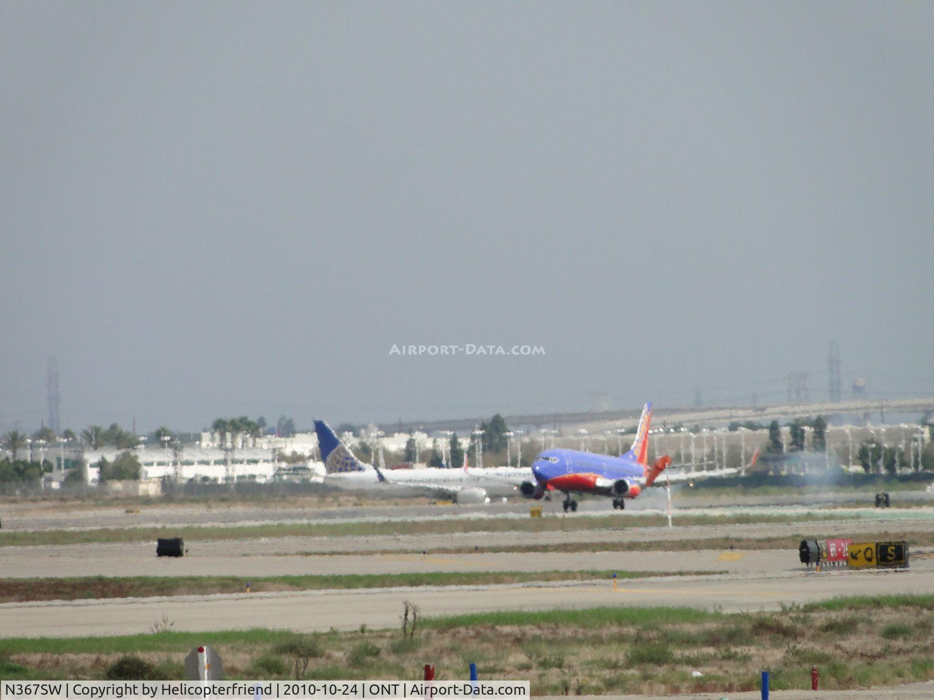N367SW, 1993 Boeing 737-3H4 C/N 26578, Wheels smoked upon landing on runway 26R