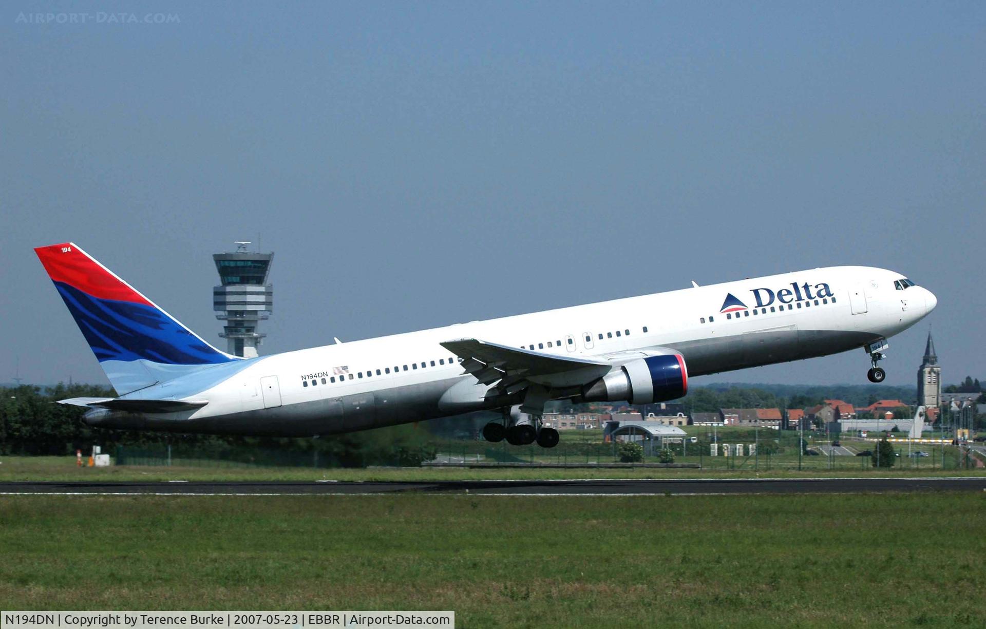 N194DN, 1997 Boeing 767-332 C/N 28451, Lift off, 07R Brussels