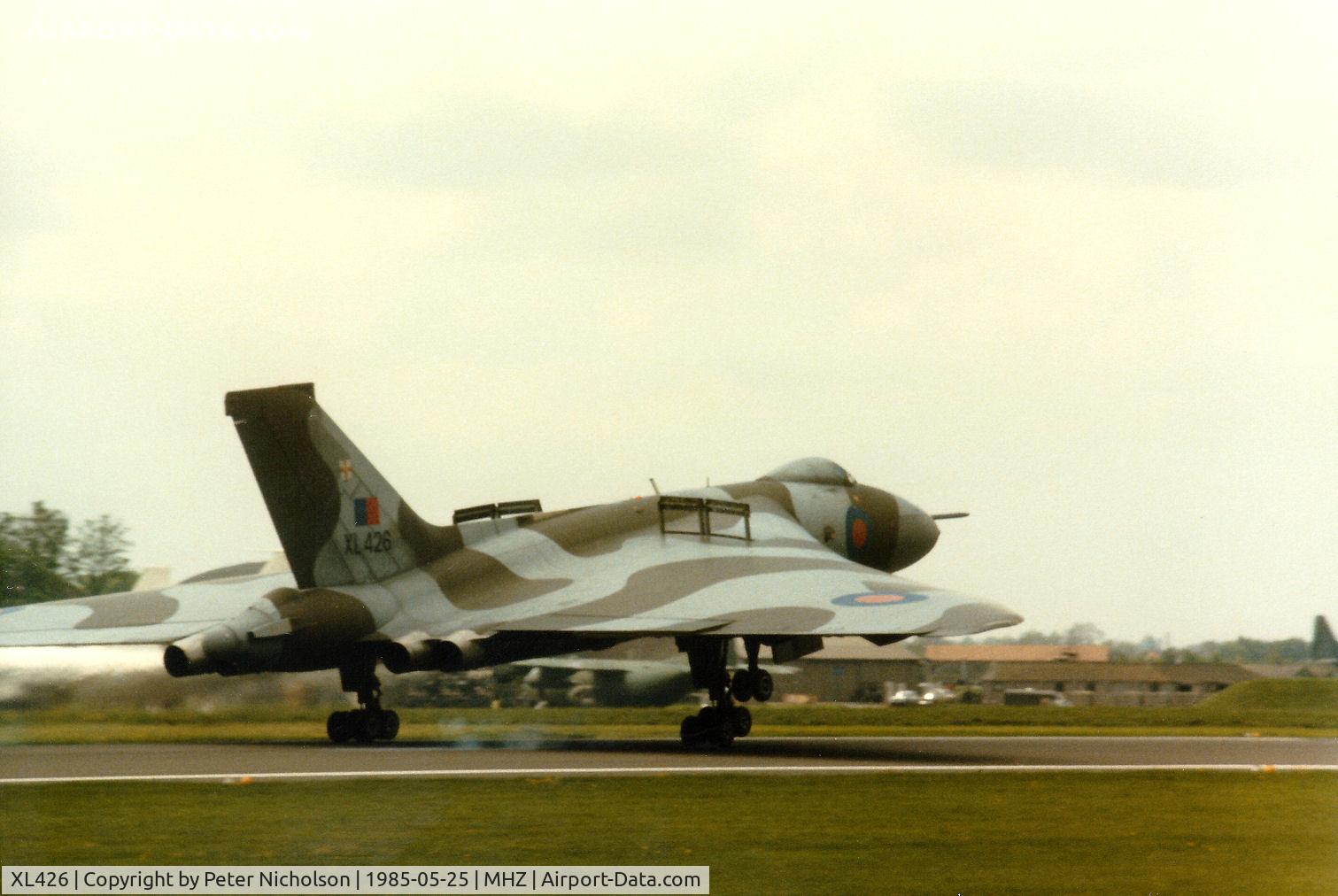 XL426, 1962 Avro Vulcan B.2 C/N Set 44, The RAF's Vulcan Display Flight aircraft landing at the 1985 RAF Mildenhall Air Fete.
