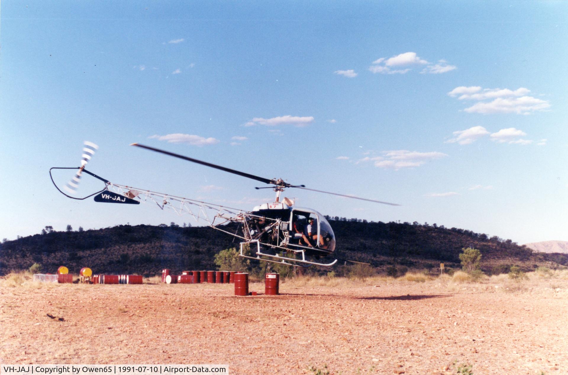 VH-JAJ, 1971 Kawasaki KH-4 C/N 2188, Kawasaki Heavy Industries 47G3B-KH4 (KH-4) CN 2188, built 1971. This was my first helecopter flight. I took my camera but did not take a single picture.
Photo taken at Glen Helen NT Australia (west of Alice Springs)