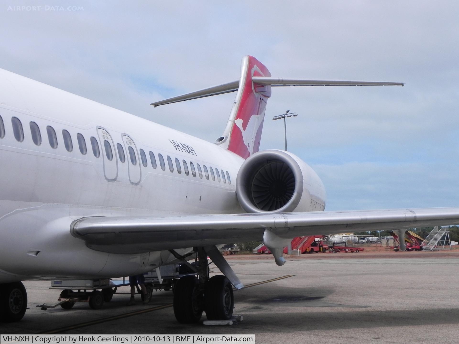 VH-NXH, 1999 Boeing 717-2K9 C/N 55055, B717 waiting for pax to board