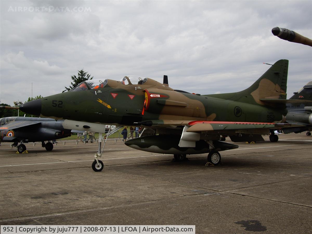 952, Douglas TA-4SU Skyhawk C/N 11905, on display at Avord opend-day