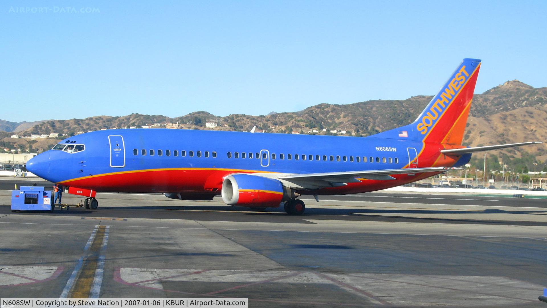 N608SW, 1995 Boeing 737-3H4 C/N 27928, Southwest 1995 737-3H4 pushing back from gate at Bob Hope Airport