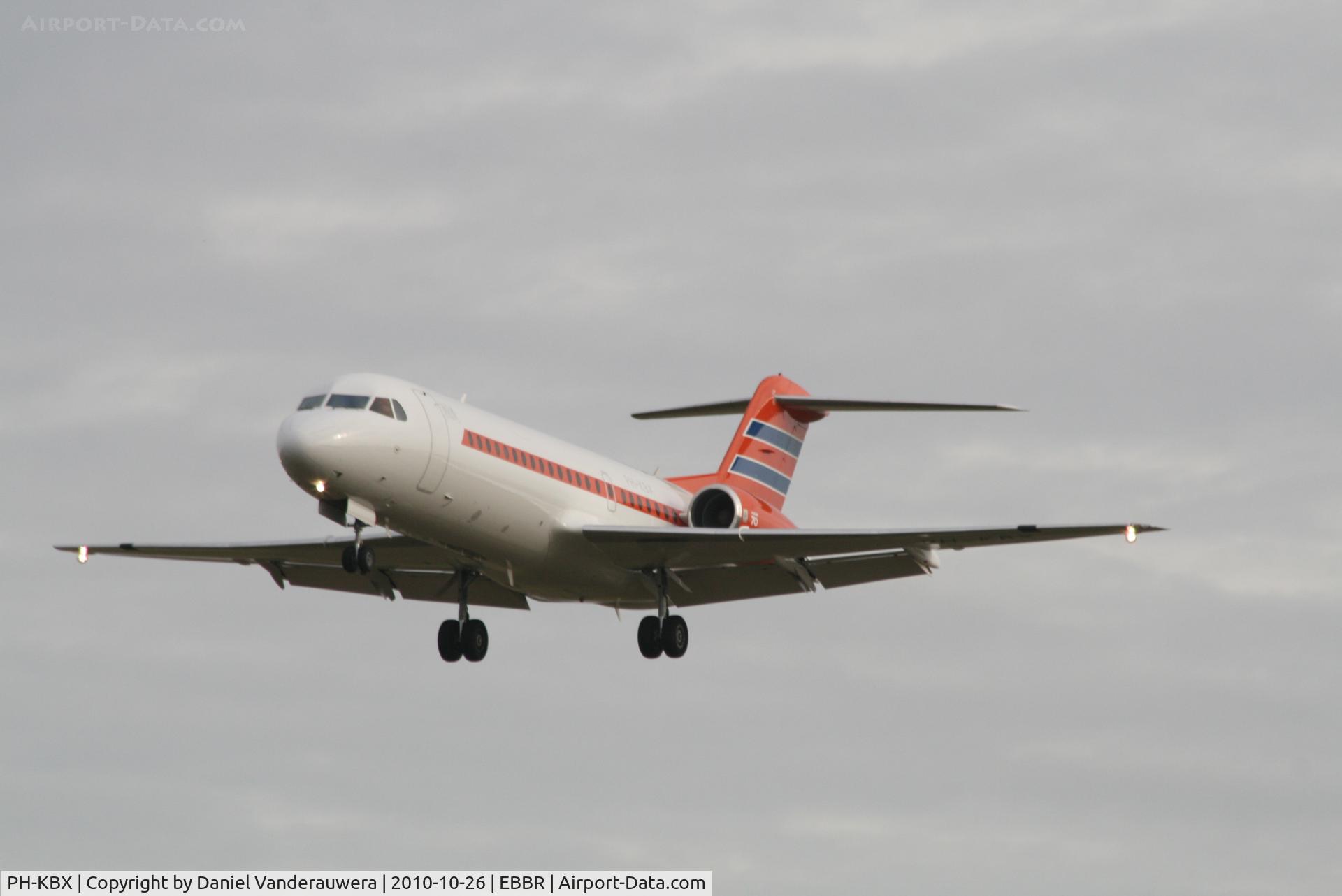 PH-KBX, 1996 Fokker 70 (F-28-0070) C/N 11547, On approach to RWY 25L