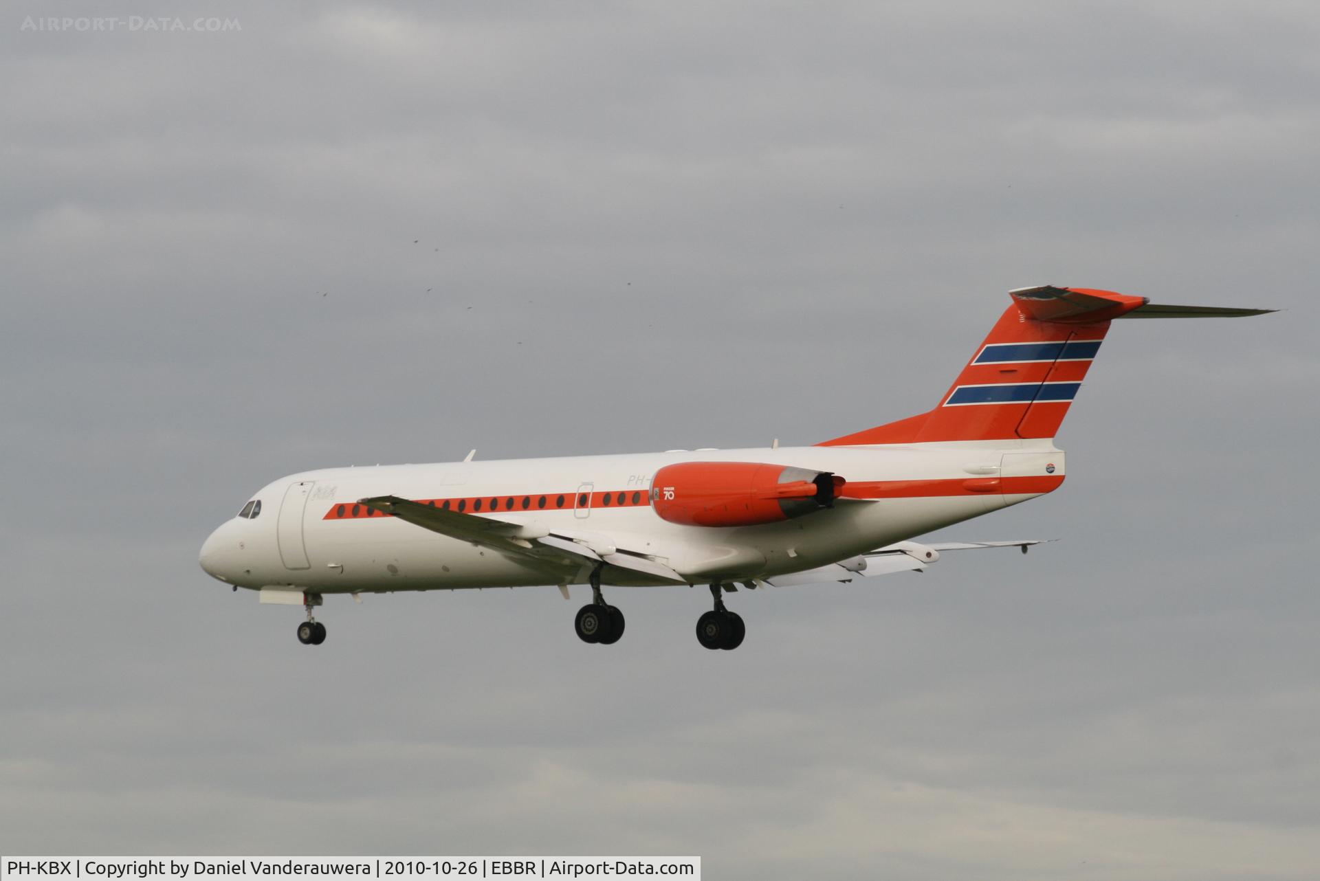 PH-KBX, 1996 Fokker 70 (F-28-0070) C/N 11547, Descending to RWY 25L