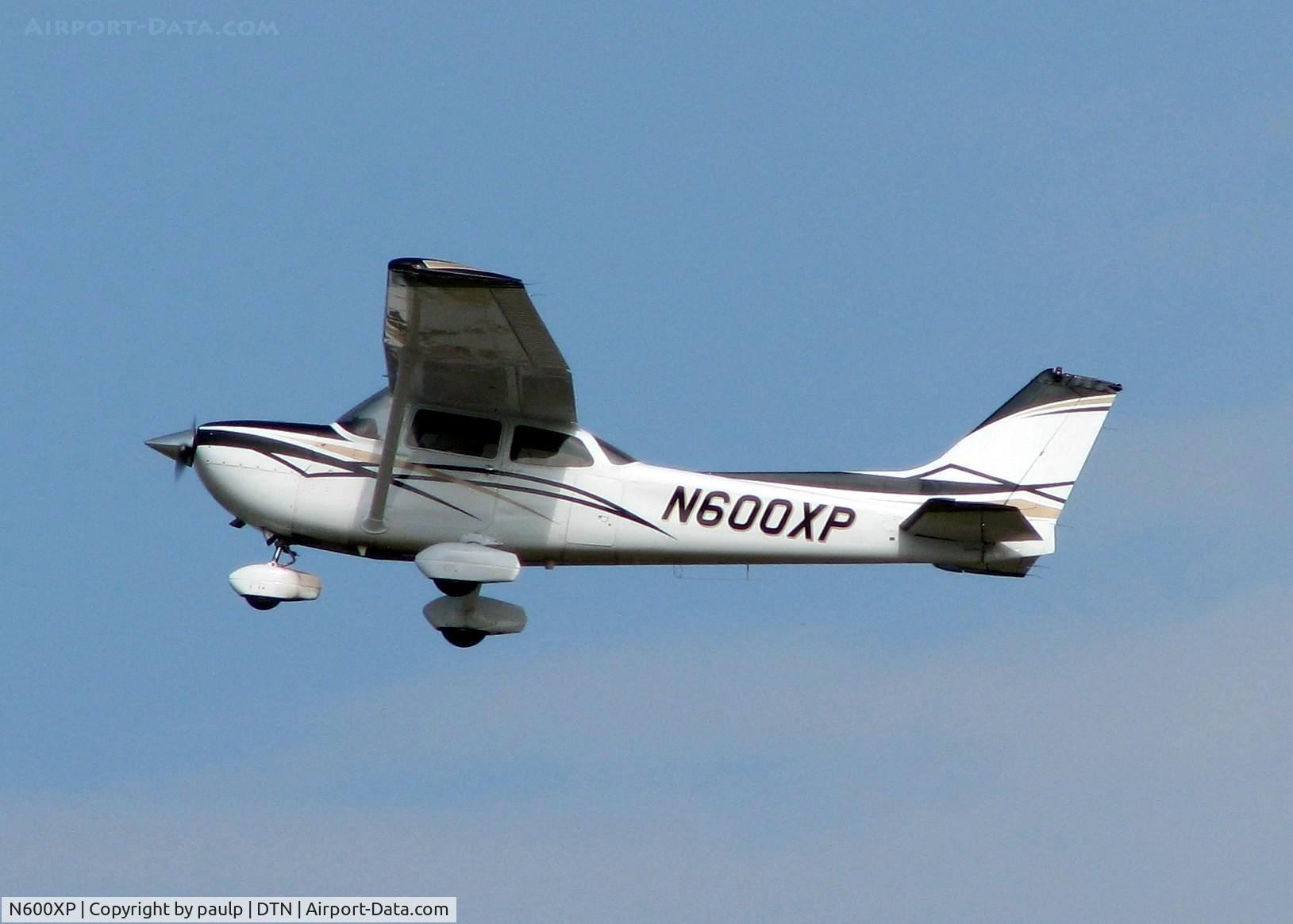 N600XP, 1976 Cessna R172K Hawk XP C/N R1722083, Off of 32 at Downtown Shreveport.