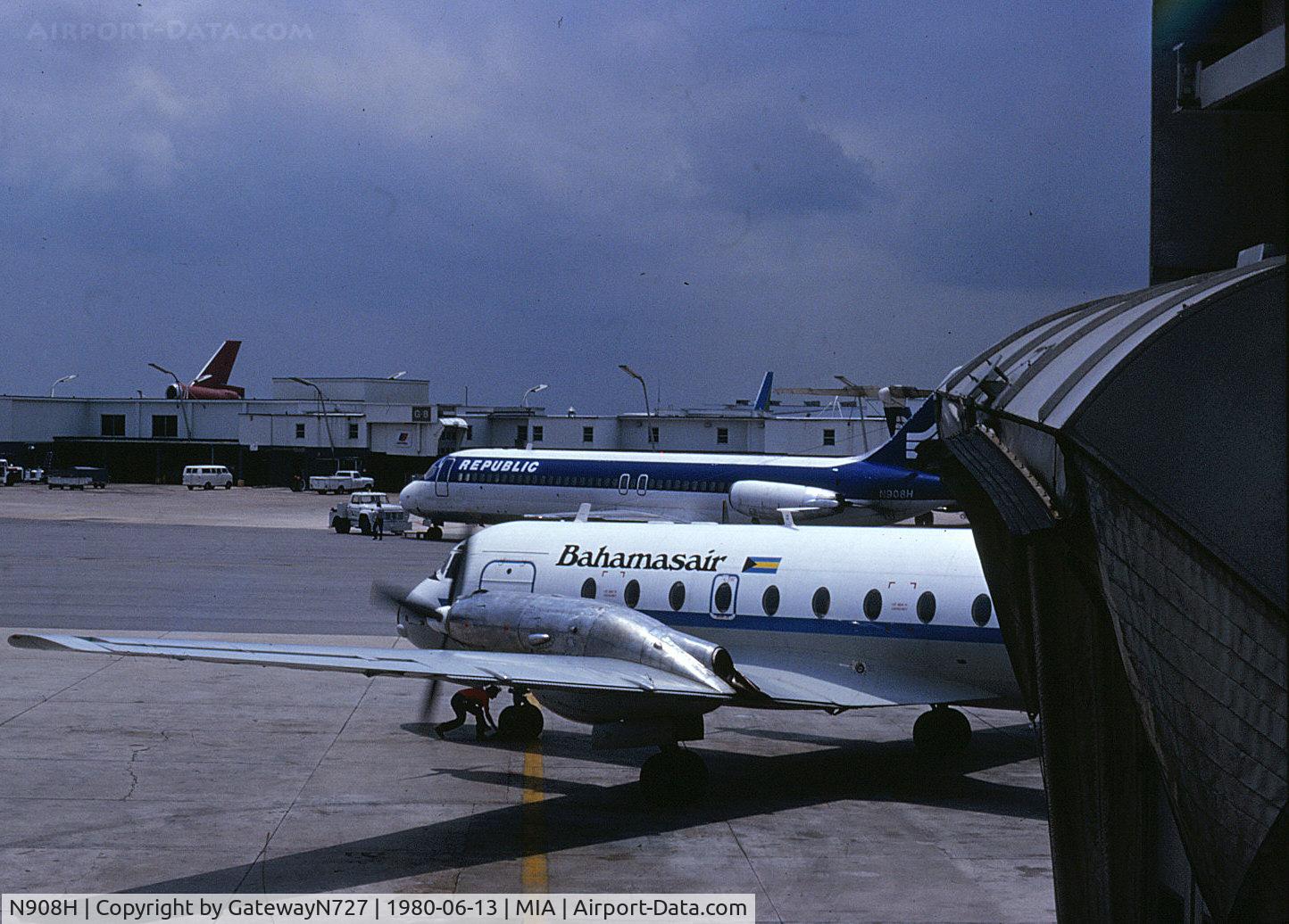 N908H, 1970 Douglas DC-9-31 C/N 47517, Pushback at MIA.